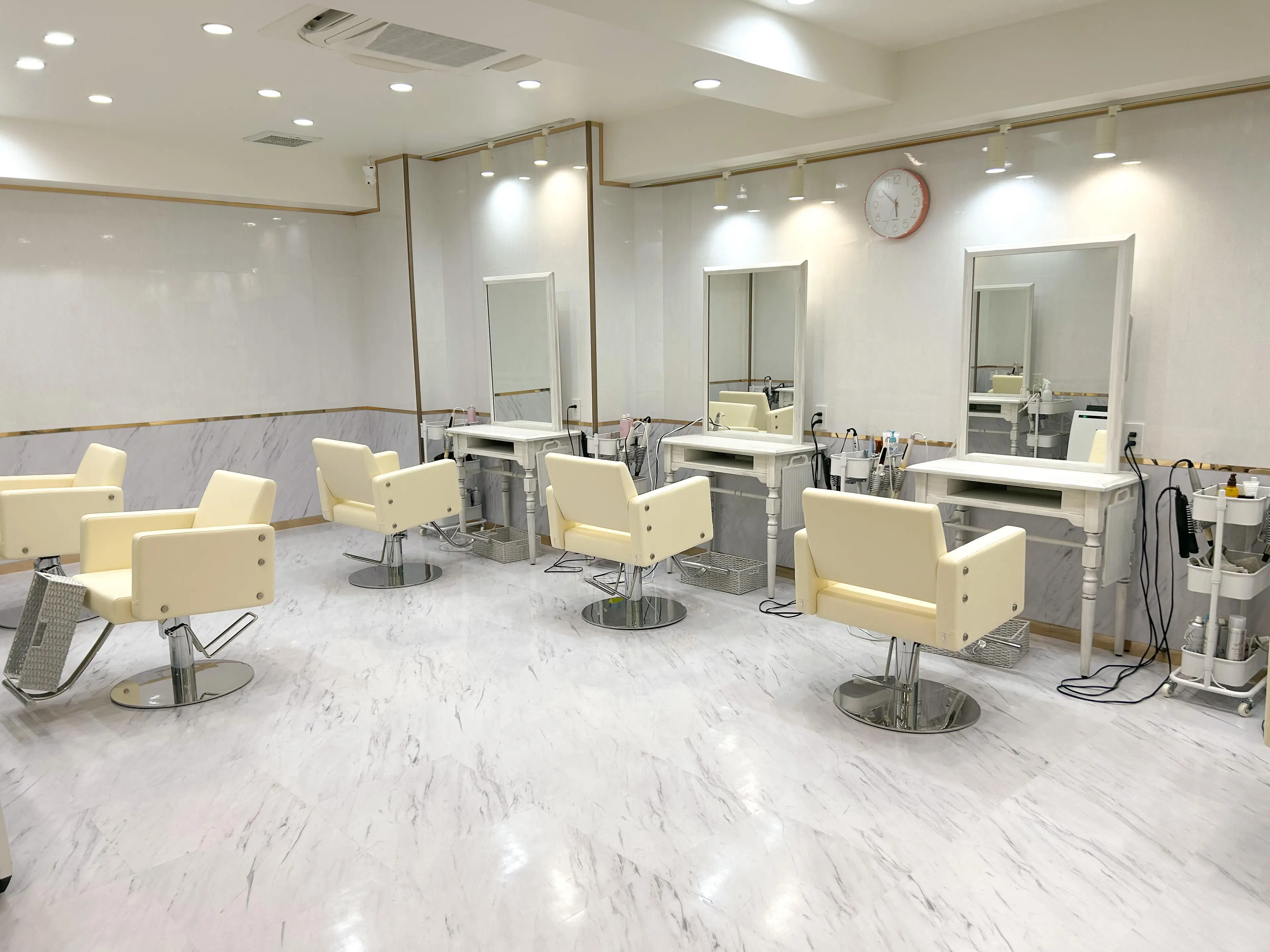 アリエス新宿東南口店の内観・外観2