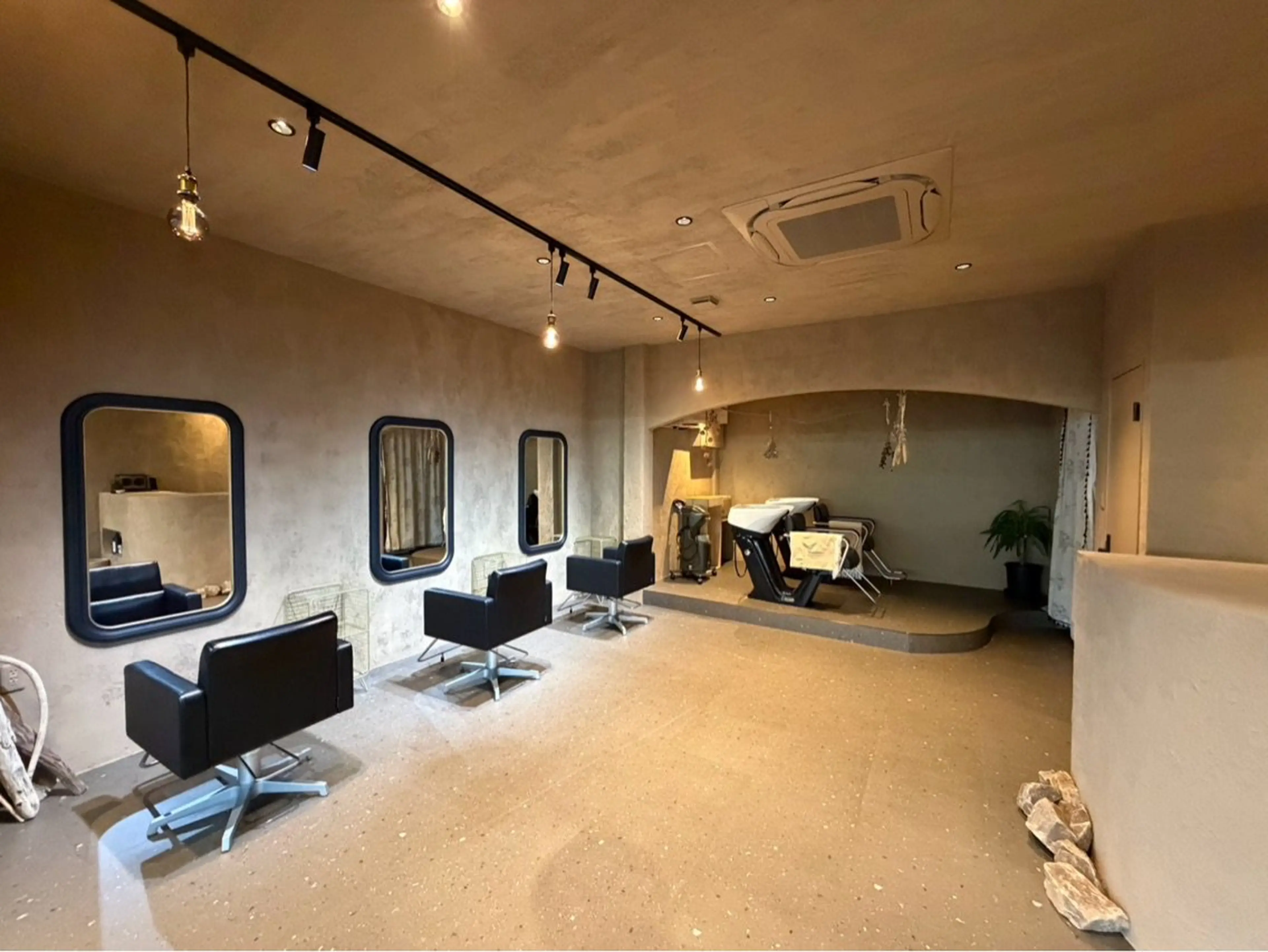 SHINYA HAIRS アルザ通り店の内観・外観2