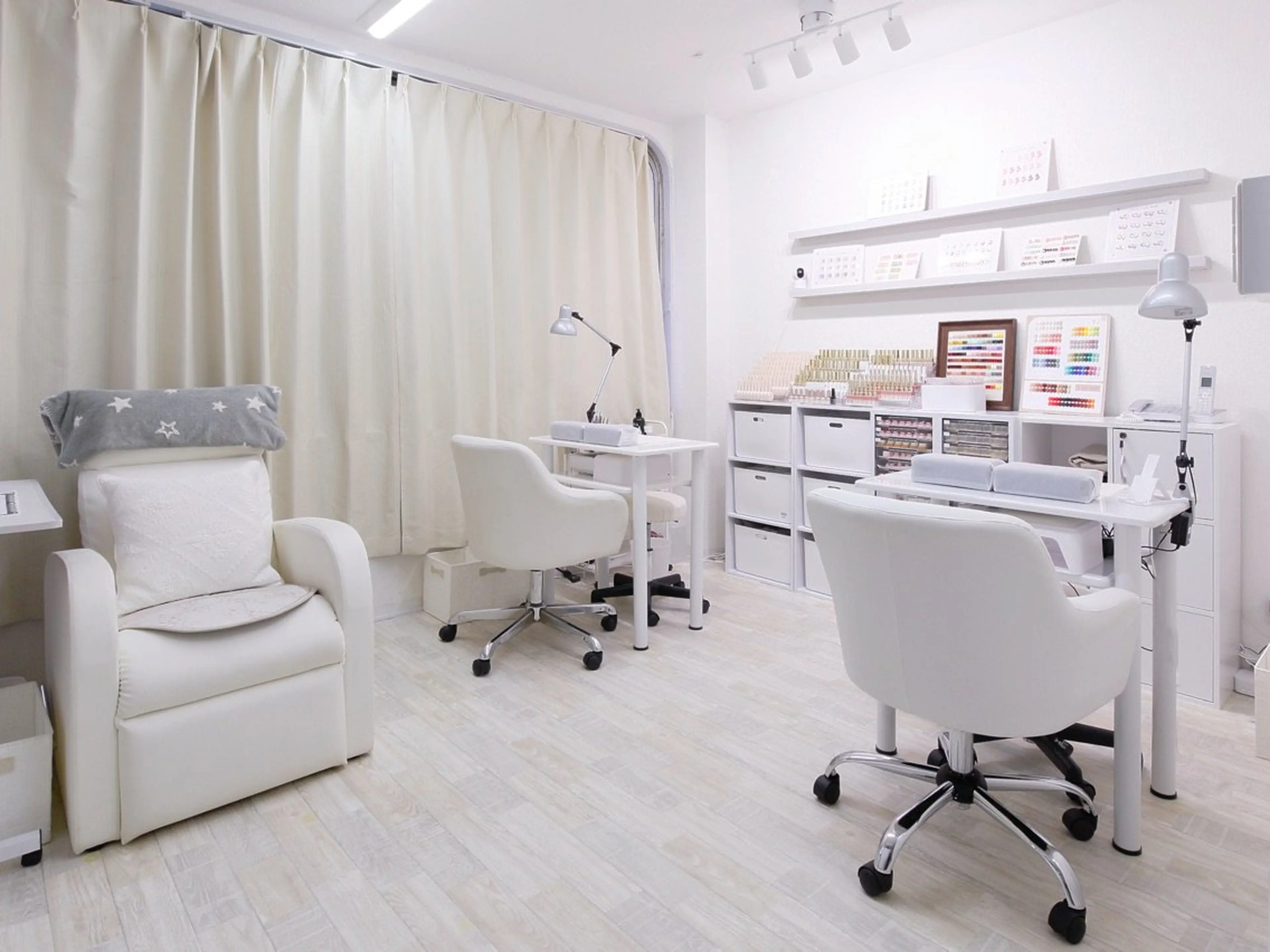 クローバーネイル北浦和店の内観・外観1