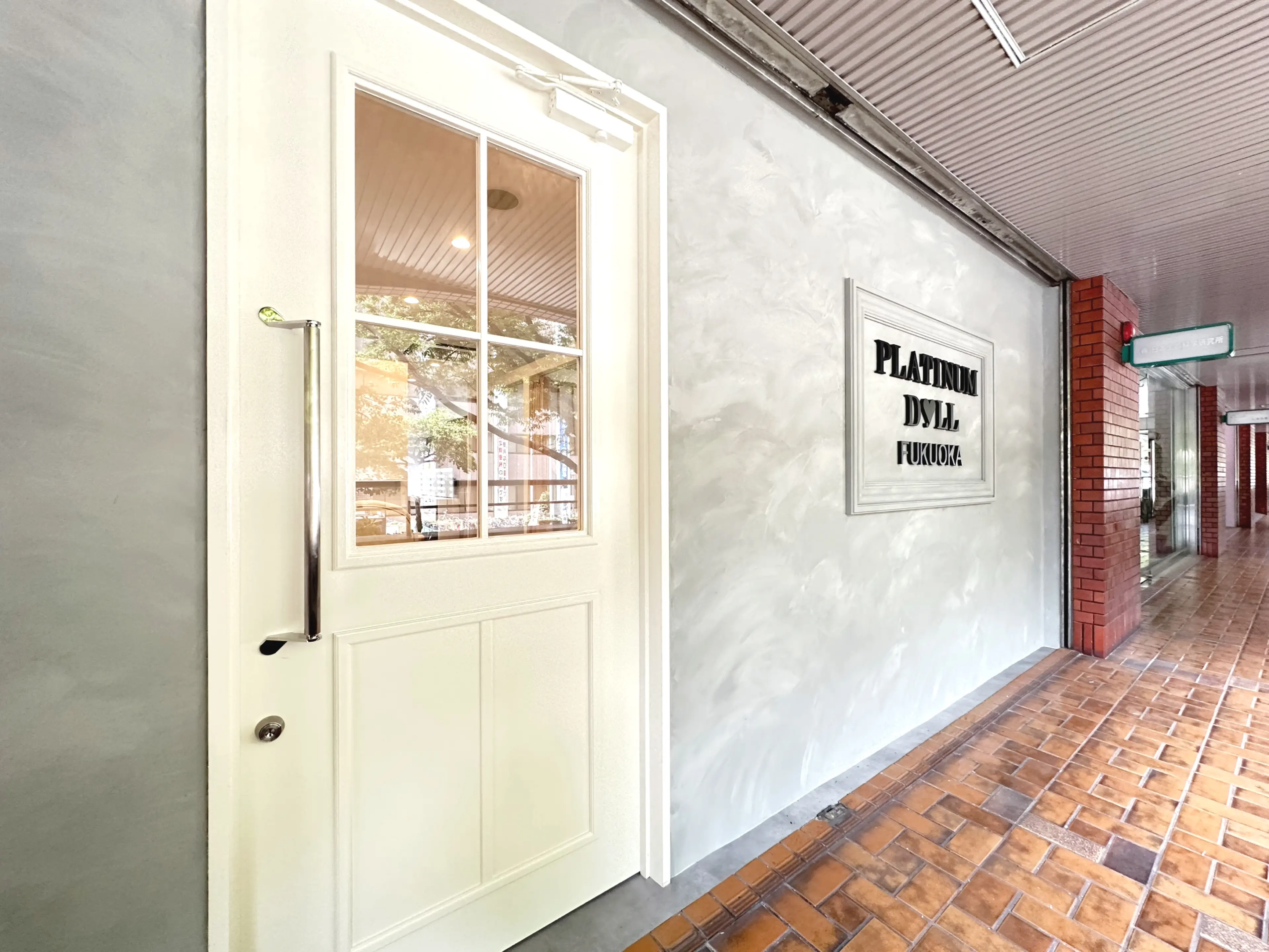 PLATINUM DOLL福岡大名店の内観・外観1