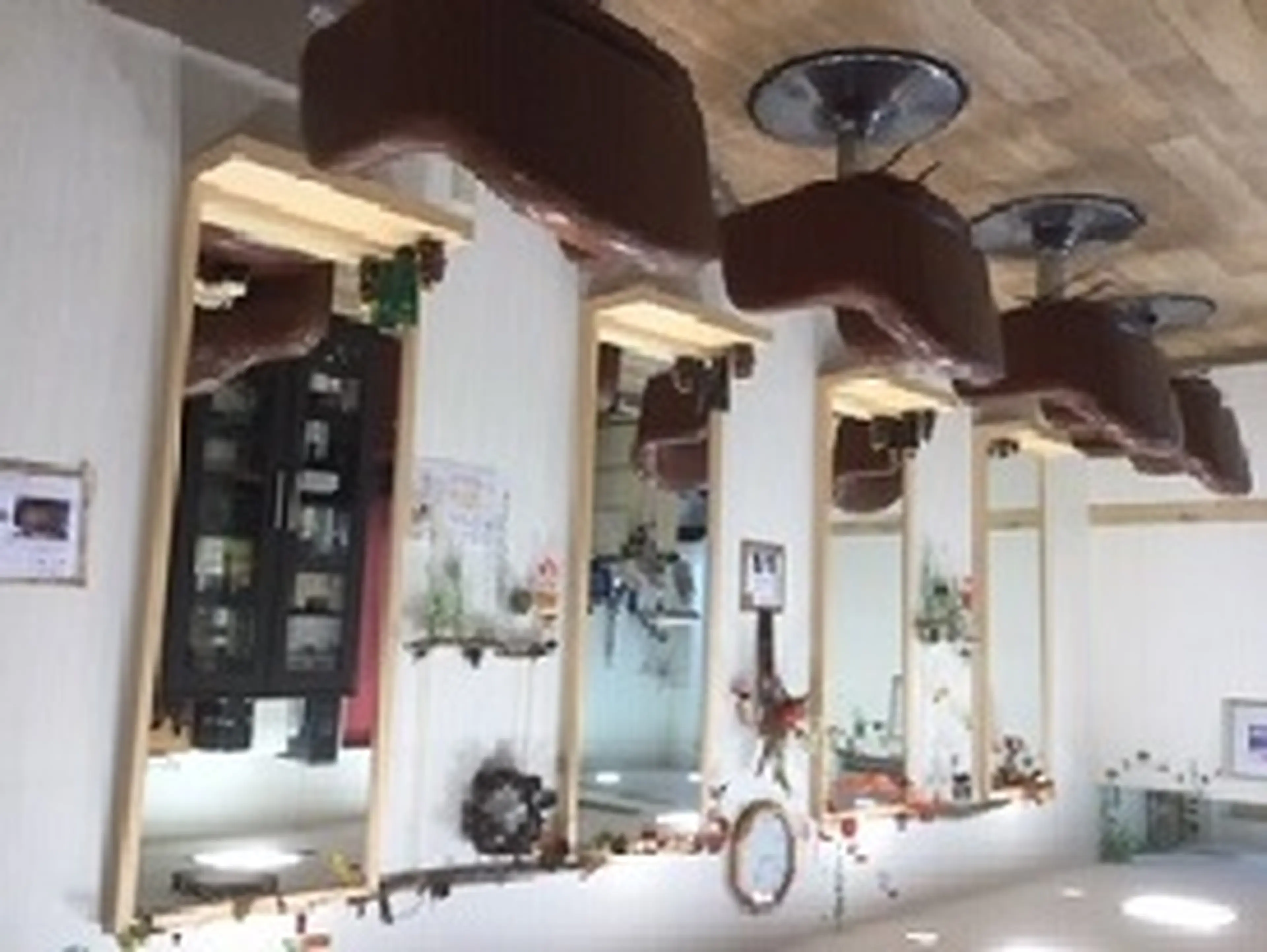 ヘアスペースシャインの内観・外観2