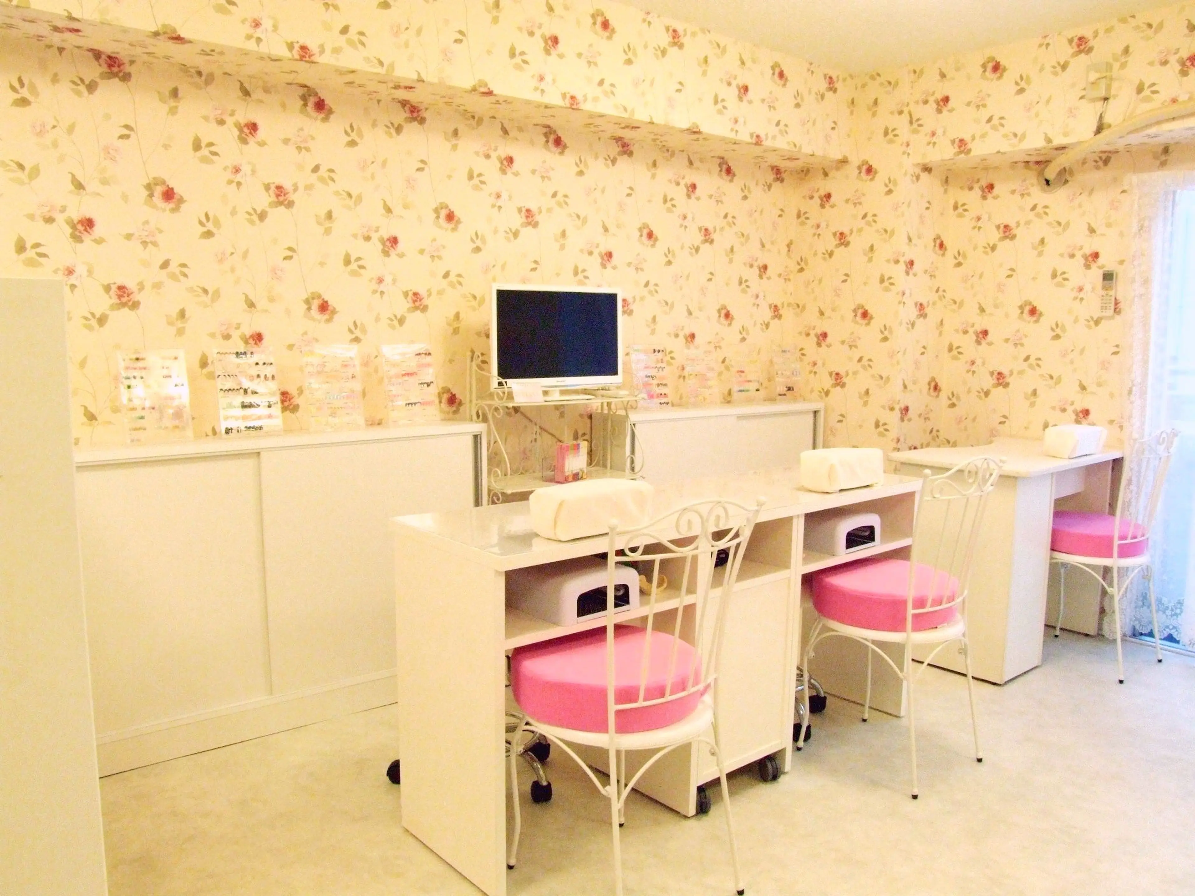 Eyelash & NaiL RibboN 新宿店の内観・外観1