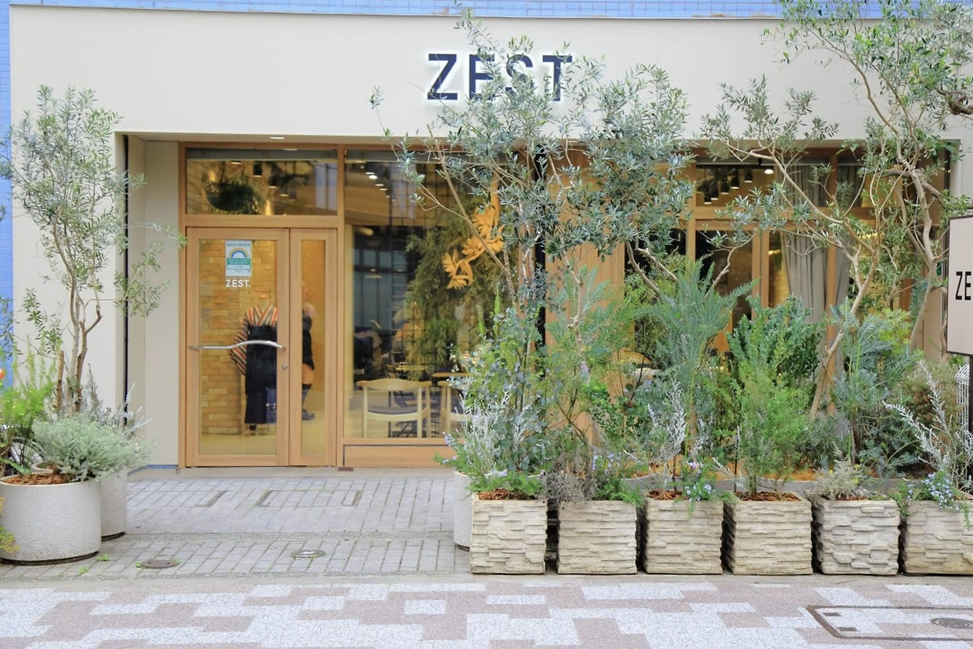 ZEST三鷹店の内観・外観1