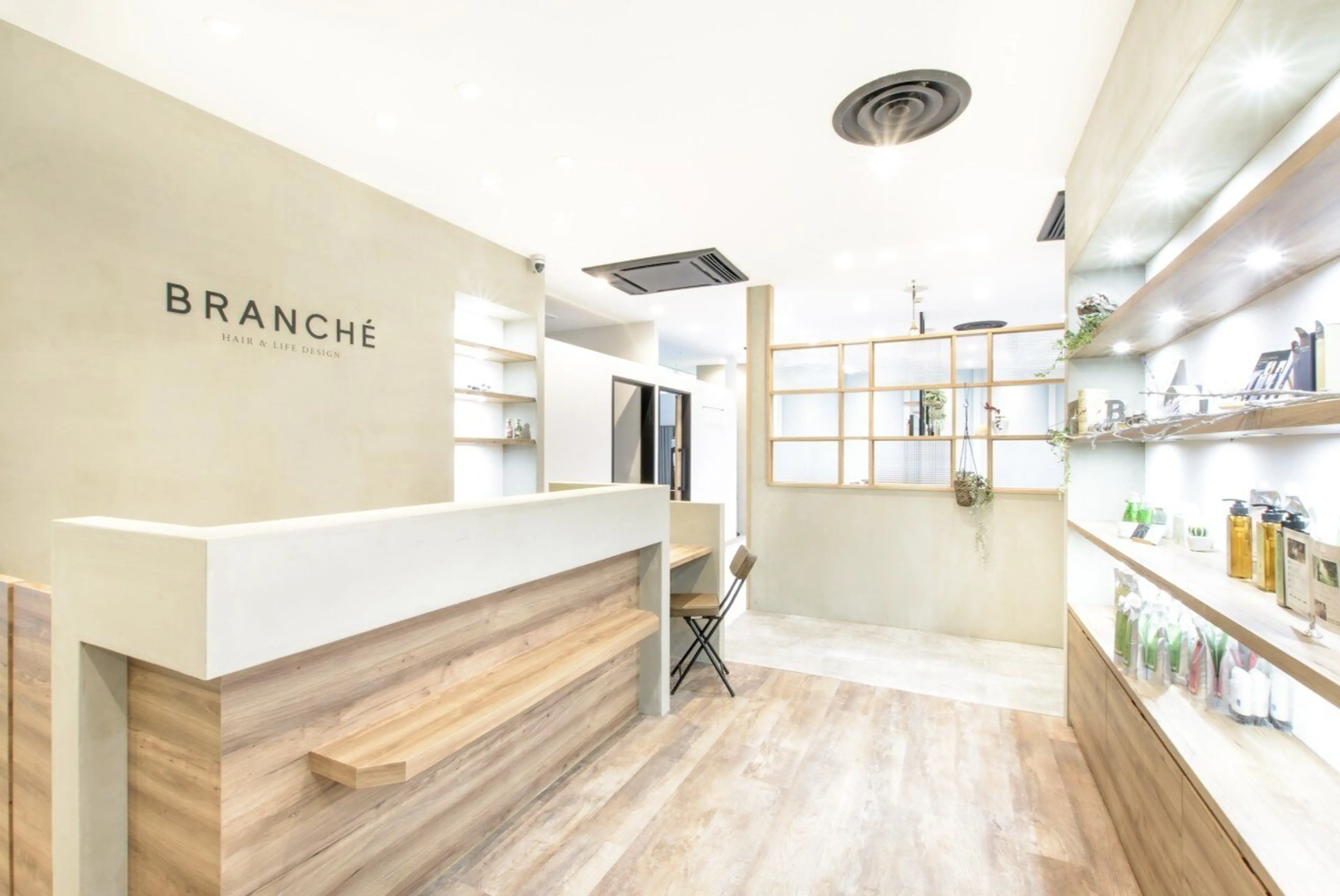 ブランシェ勝川駅前店の内観・外観1