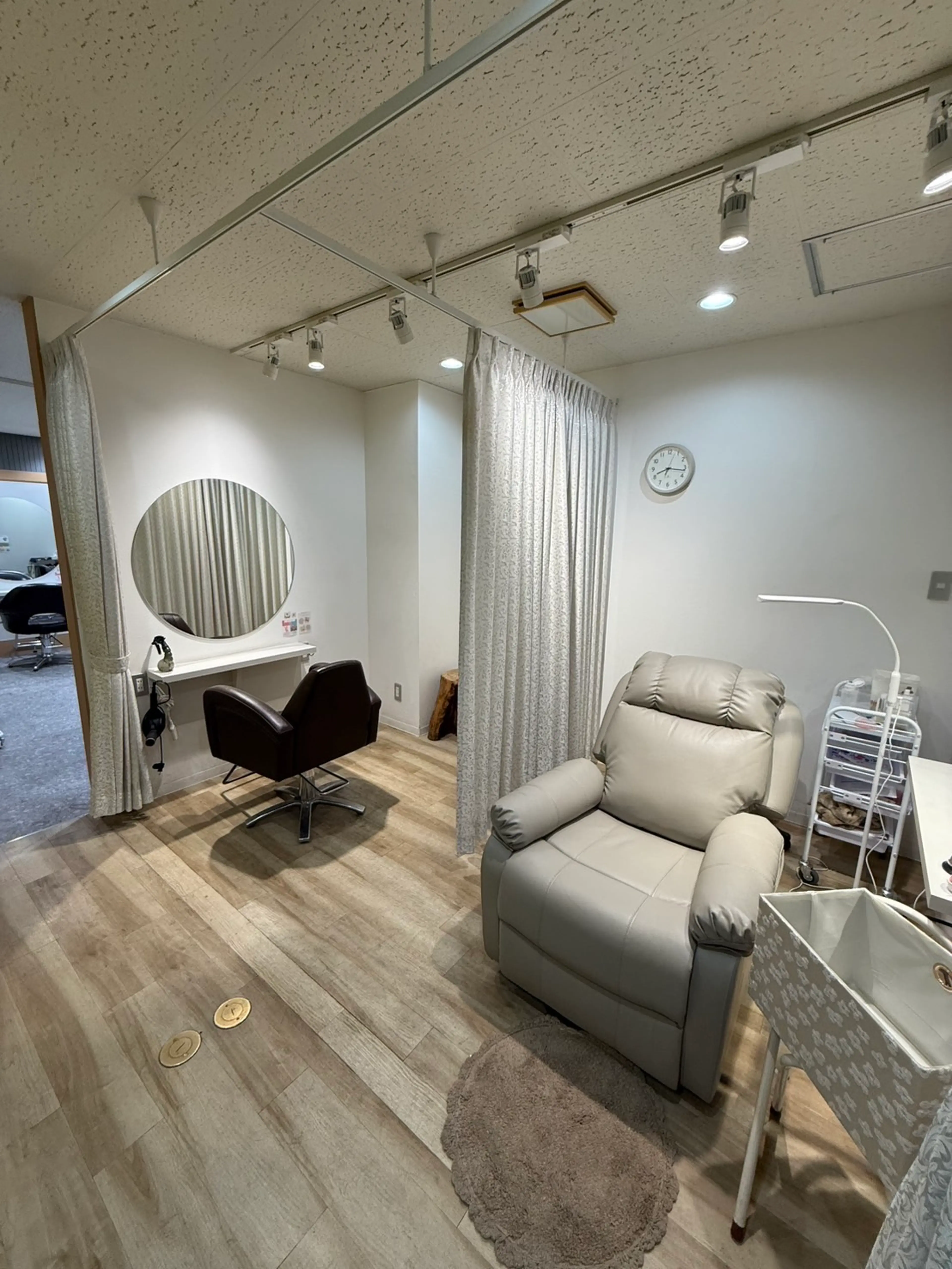 ヘアメイクアンbyアンブリーチの内観・外観1