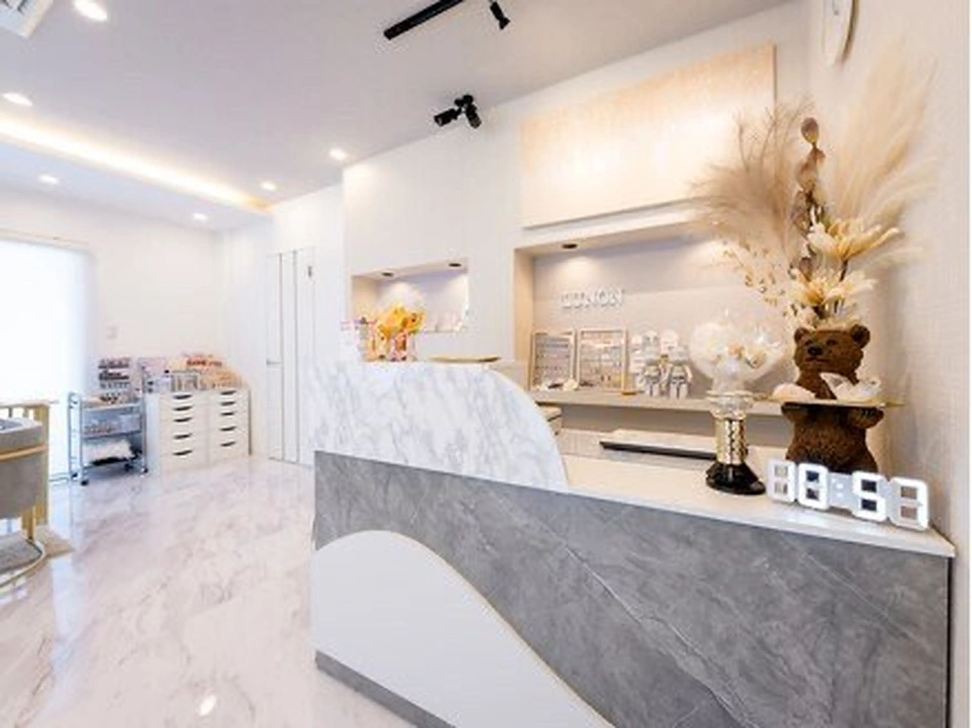 LUNON 獨協大学前駅店の内観・外観2