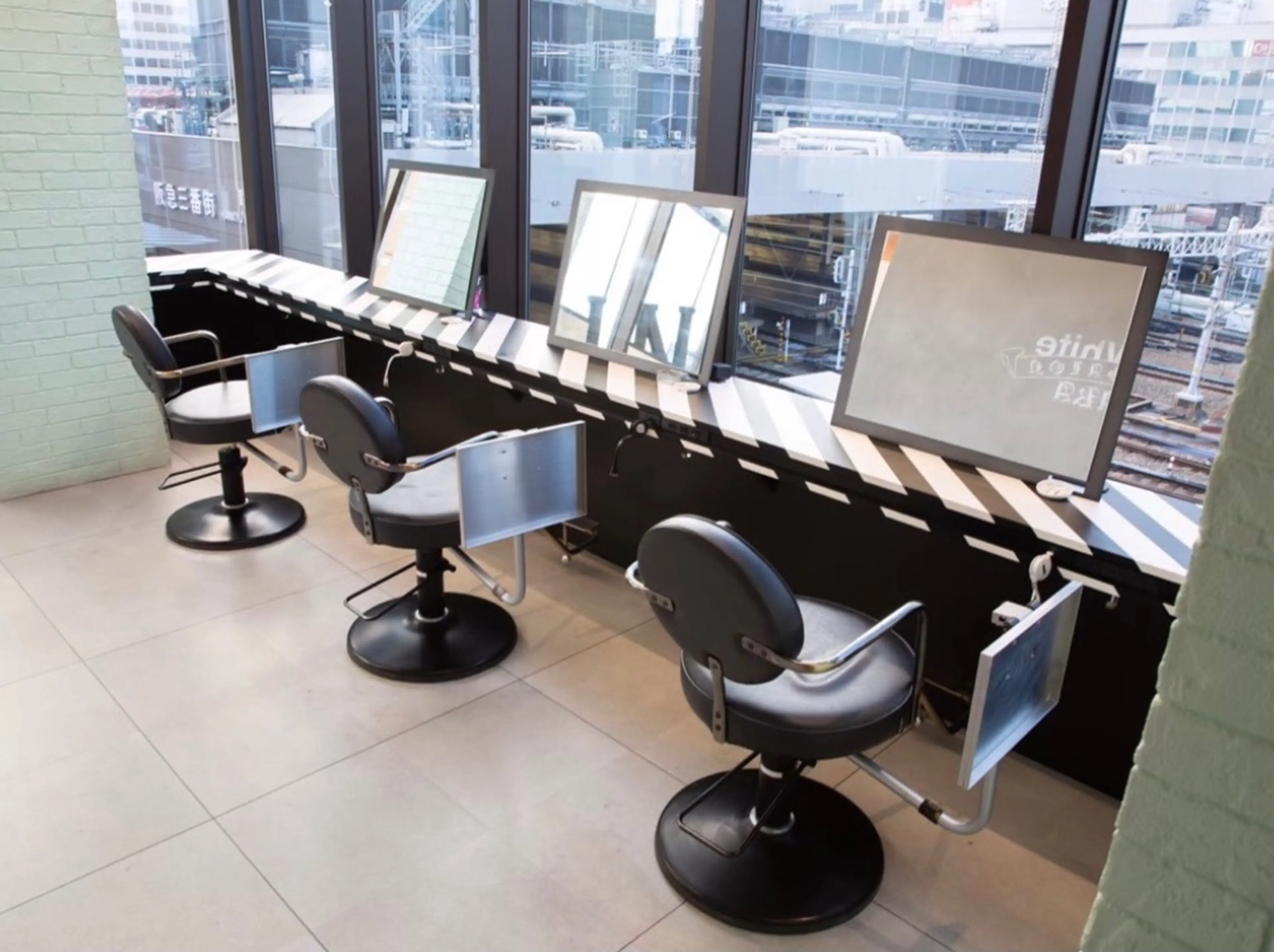 Off-white×And大阪店の内観・外観2