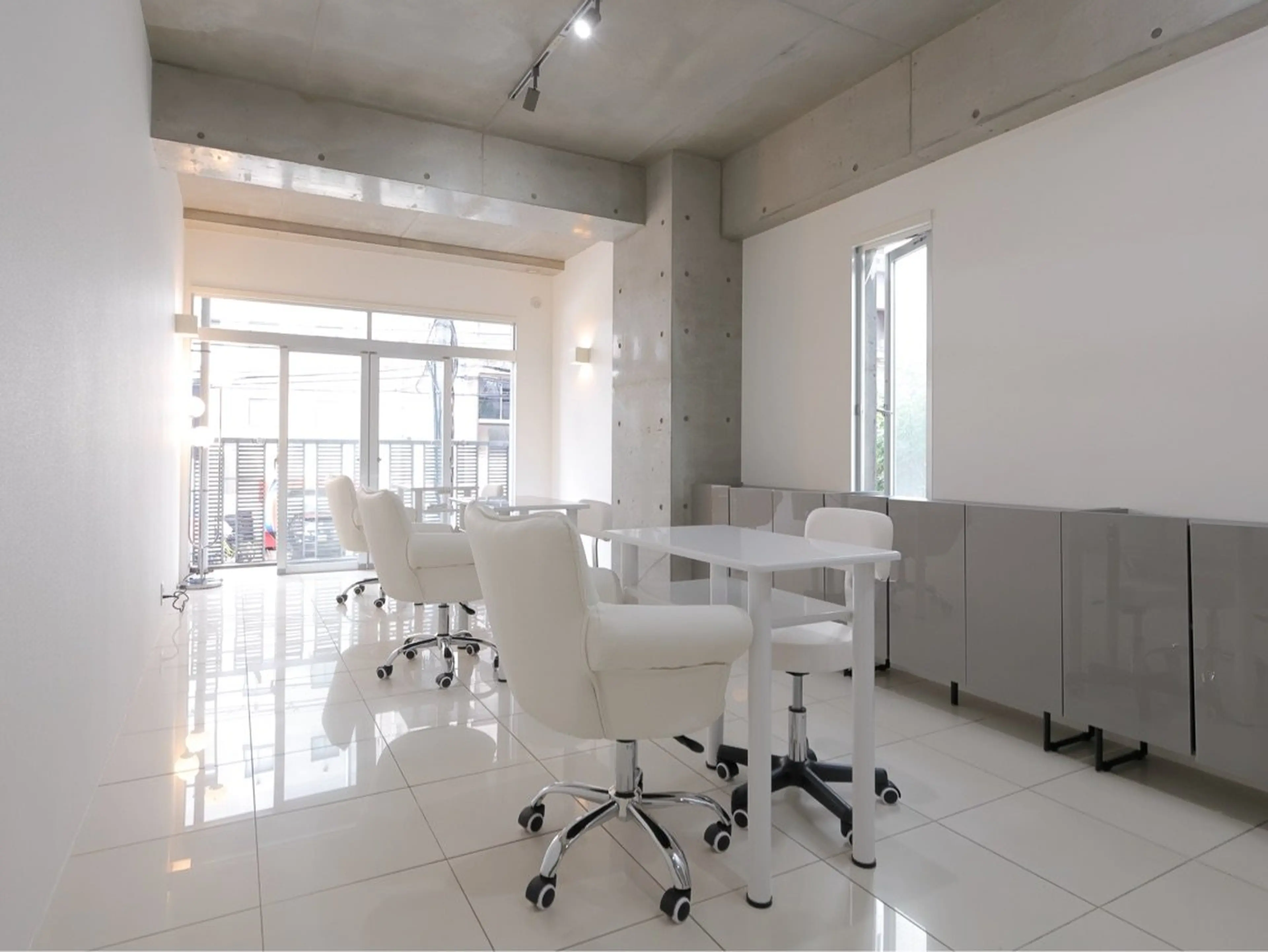 NAIL DOT STUDIO 堺筋本町の内観・外観3