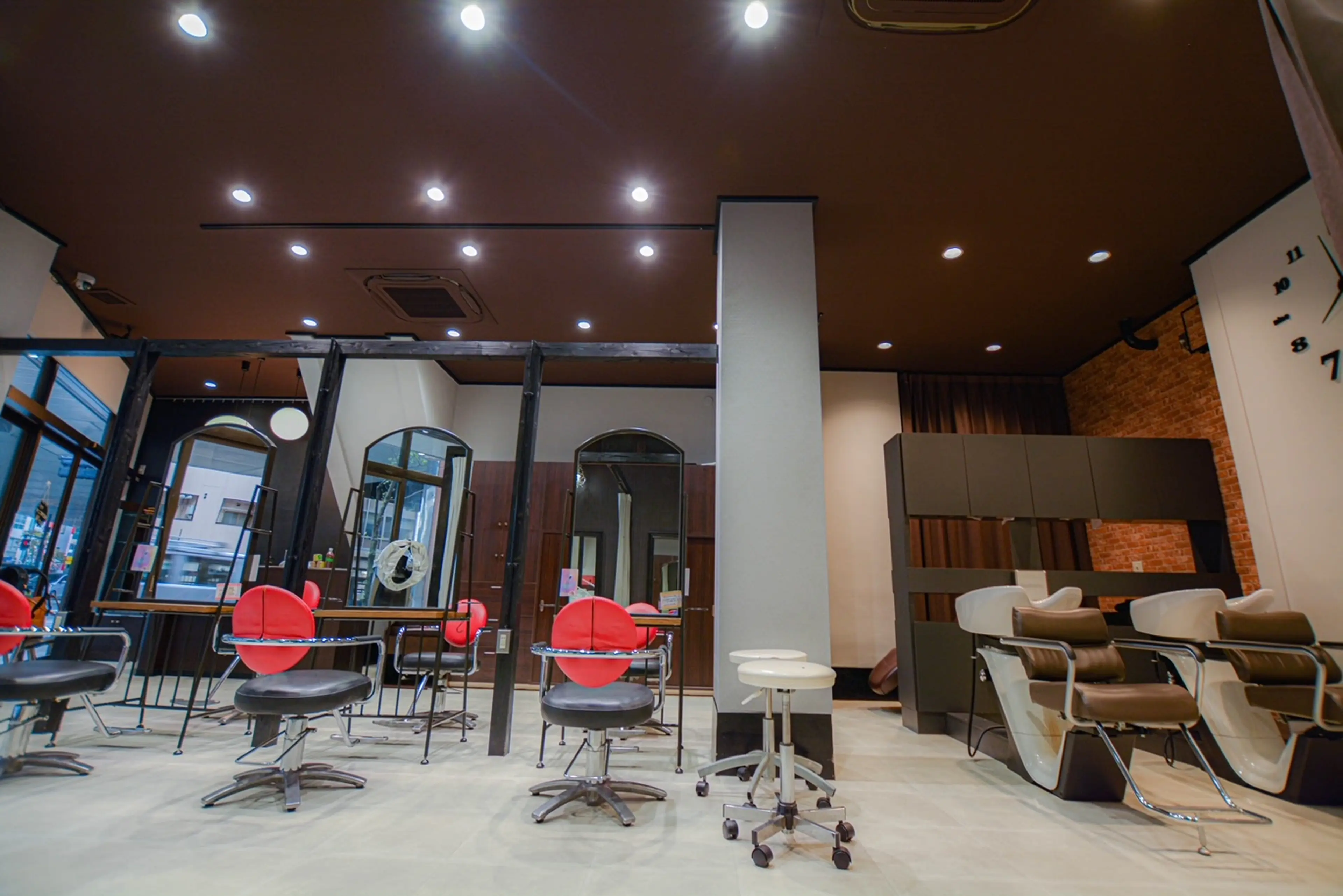 POLISH hair make金町店の内観・外観1