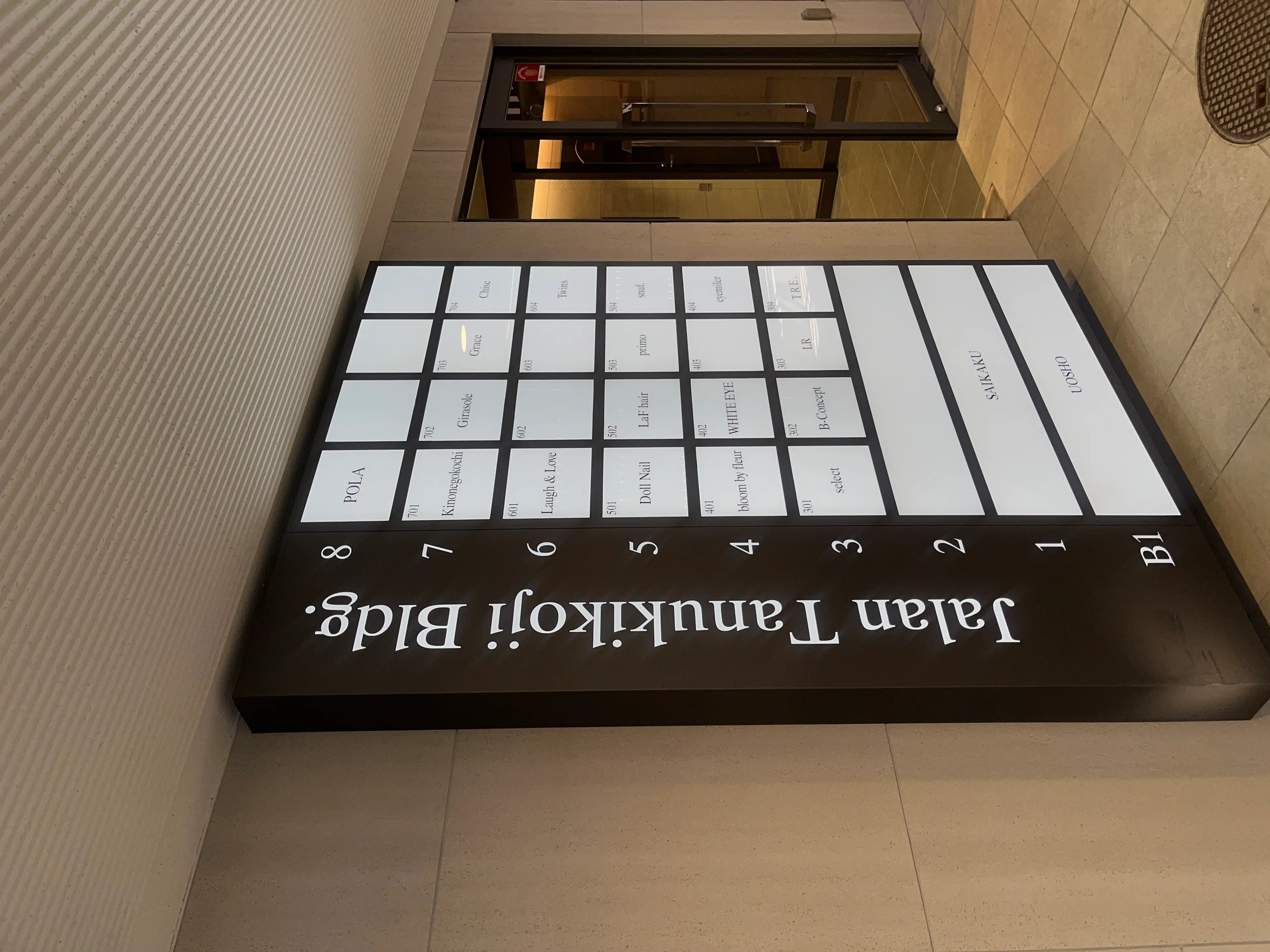 WHITE EYE札幌店の内観・外観2