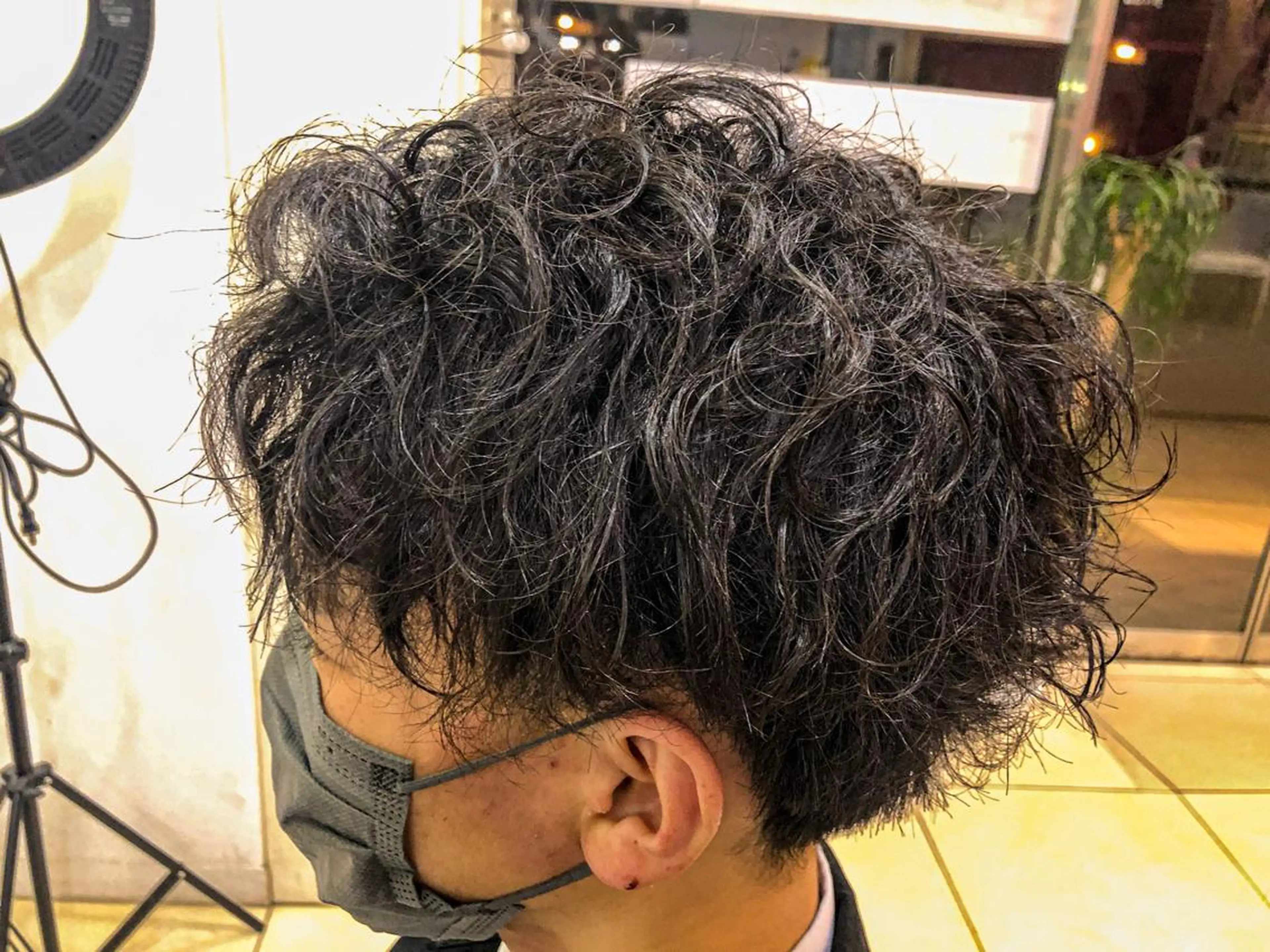 ミディアム パーマ メンズ ミディアムパーマ センターパート メンズパーマ スパイラルパーマ カット パーマ 毛流れヘアの達人 店長　須田龍世のヘアスタイル