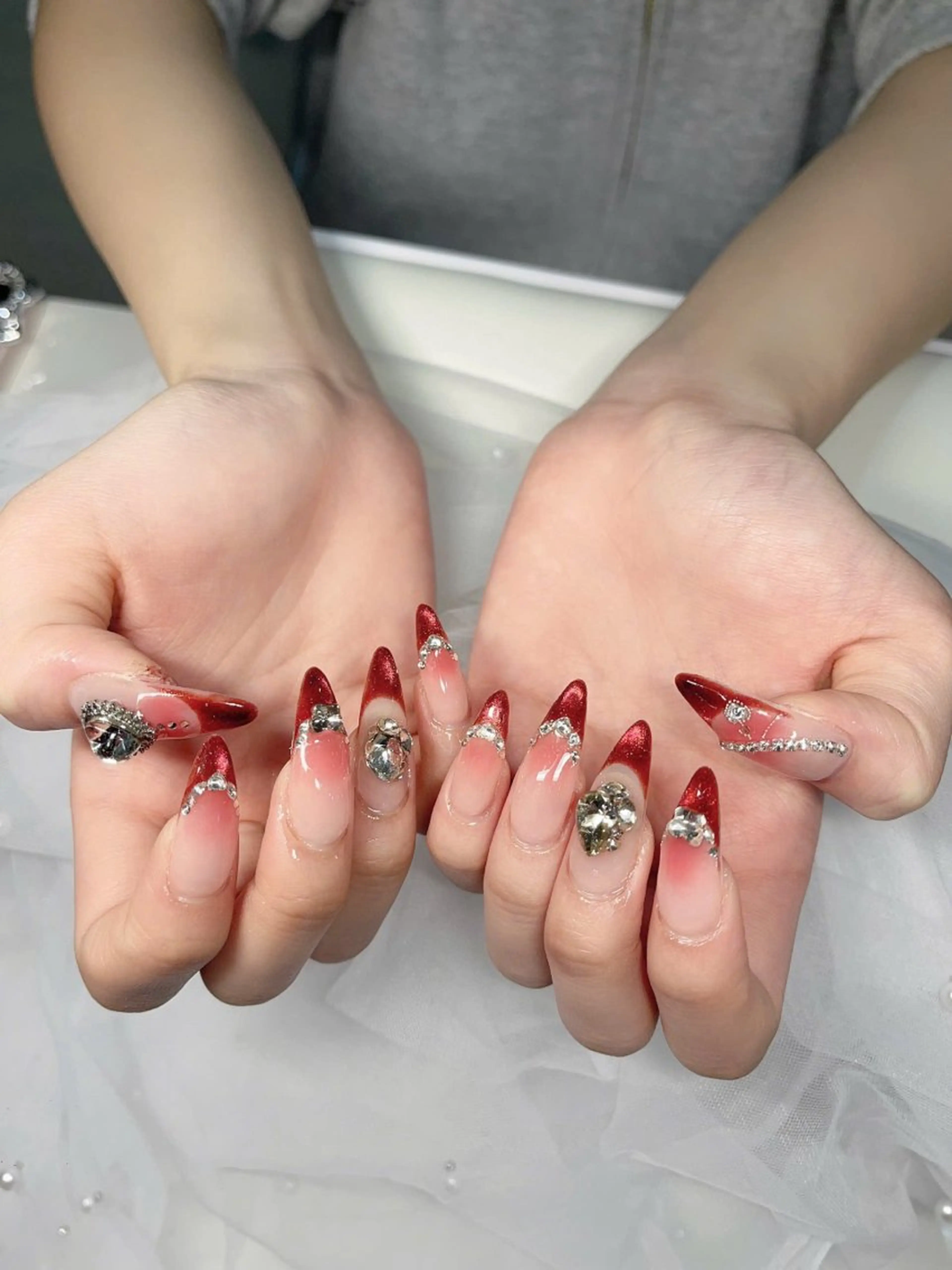 ネイル フラッシュネイル フレンチネイル グラデーション キラキラネイル 韓国ネイル ハンドネイル Lyna Nail のネイルデザイン