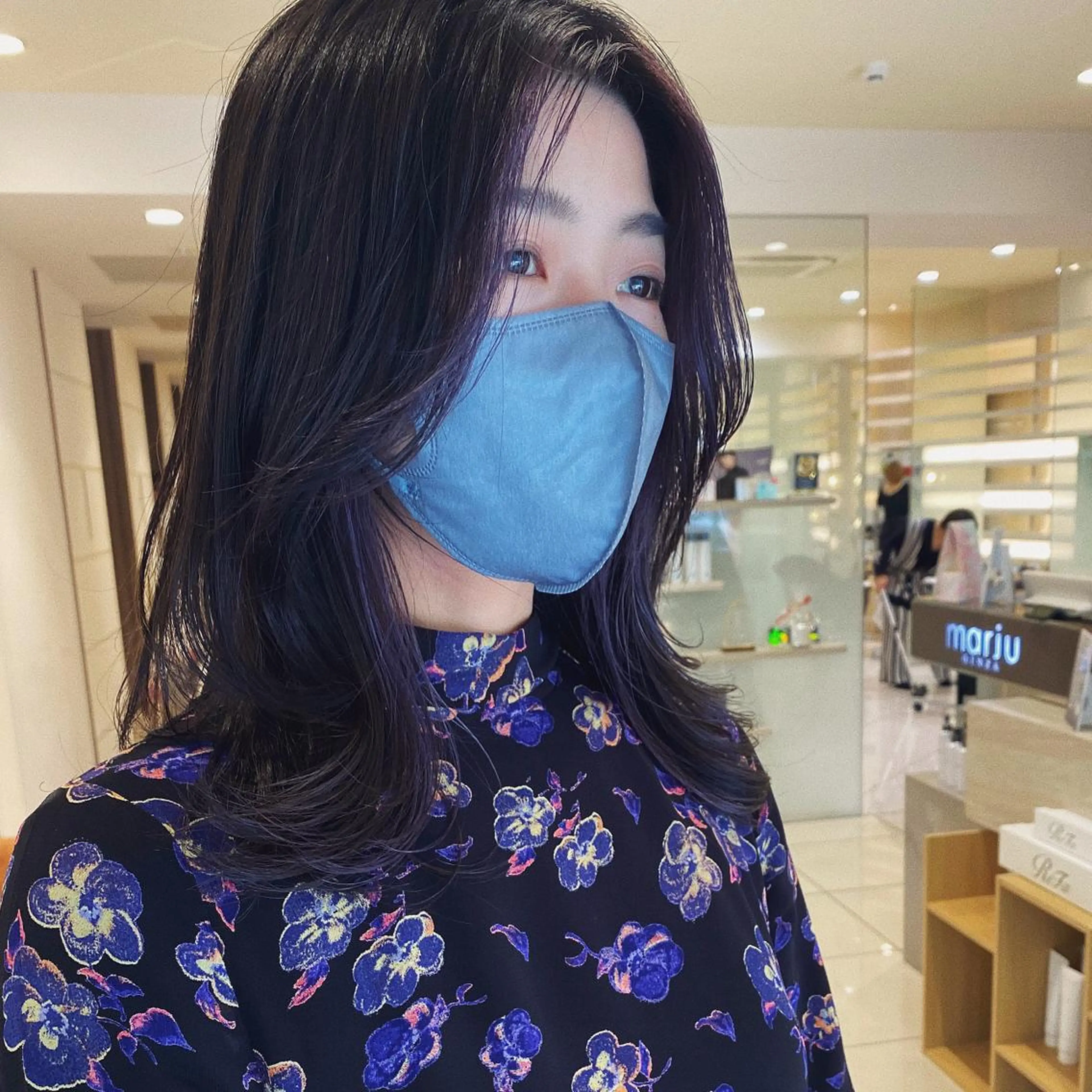 セミロング カット プレイングカラー🤍 細めハイライトのヘアスタイル