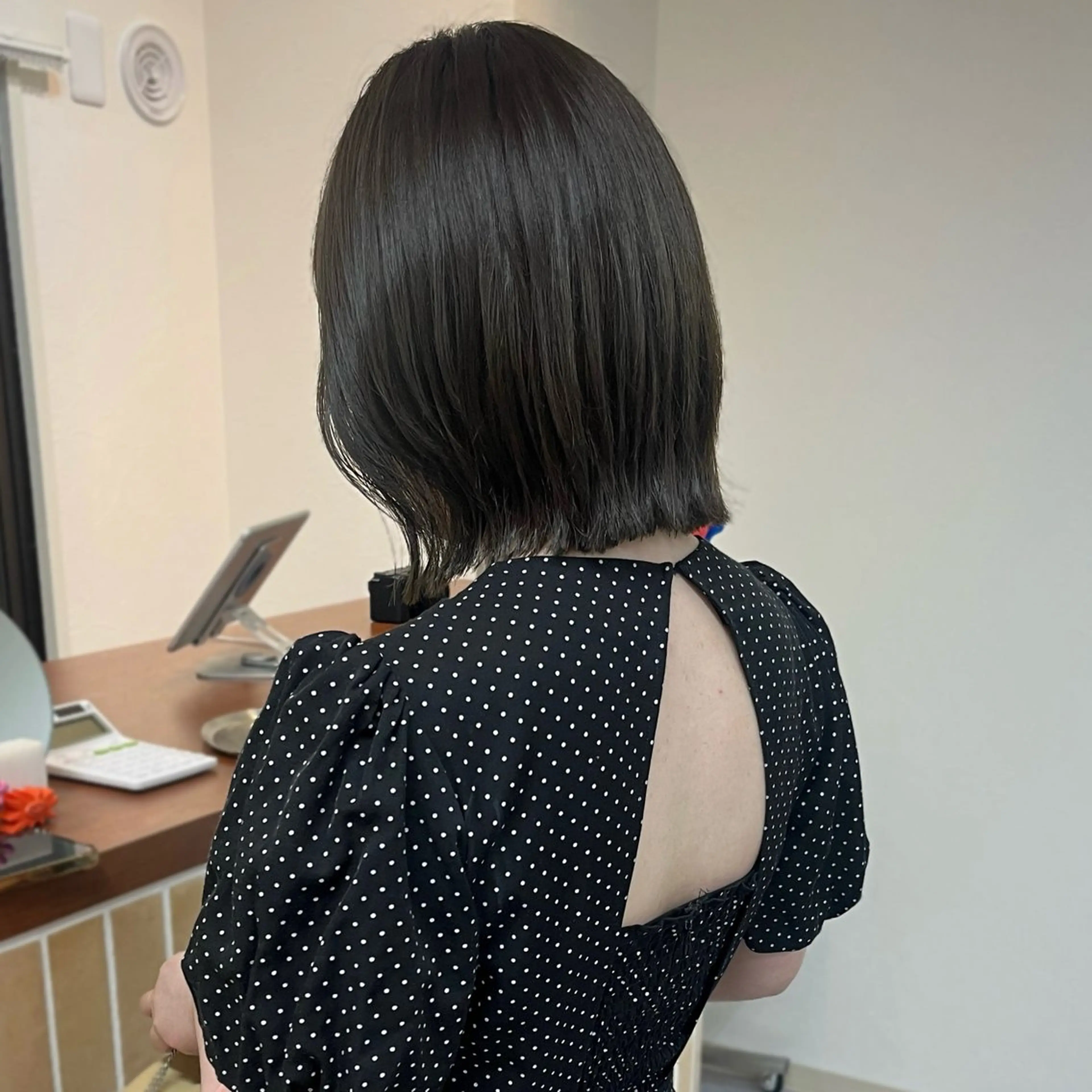 ショート カラー ボブレイヤー グレージュ オリーブグレージュ オリーブグレー ボブ ボブ/マンツーマン /坂口恵梨子のヘアスタイル