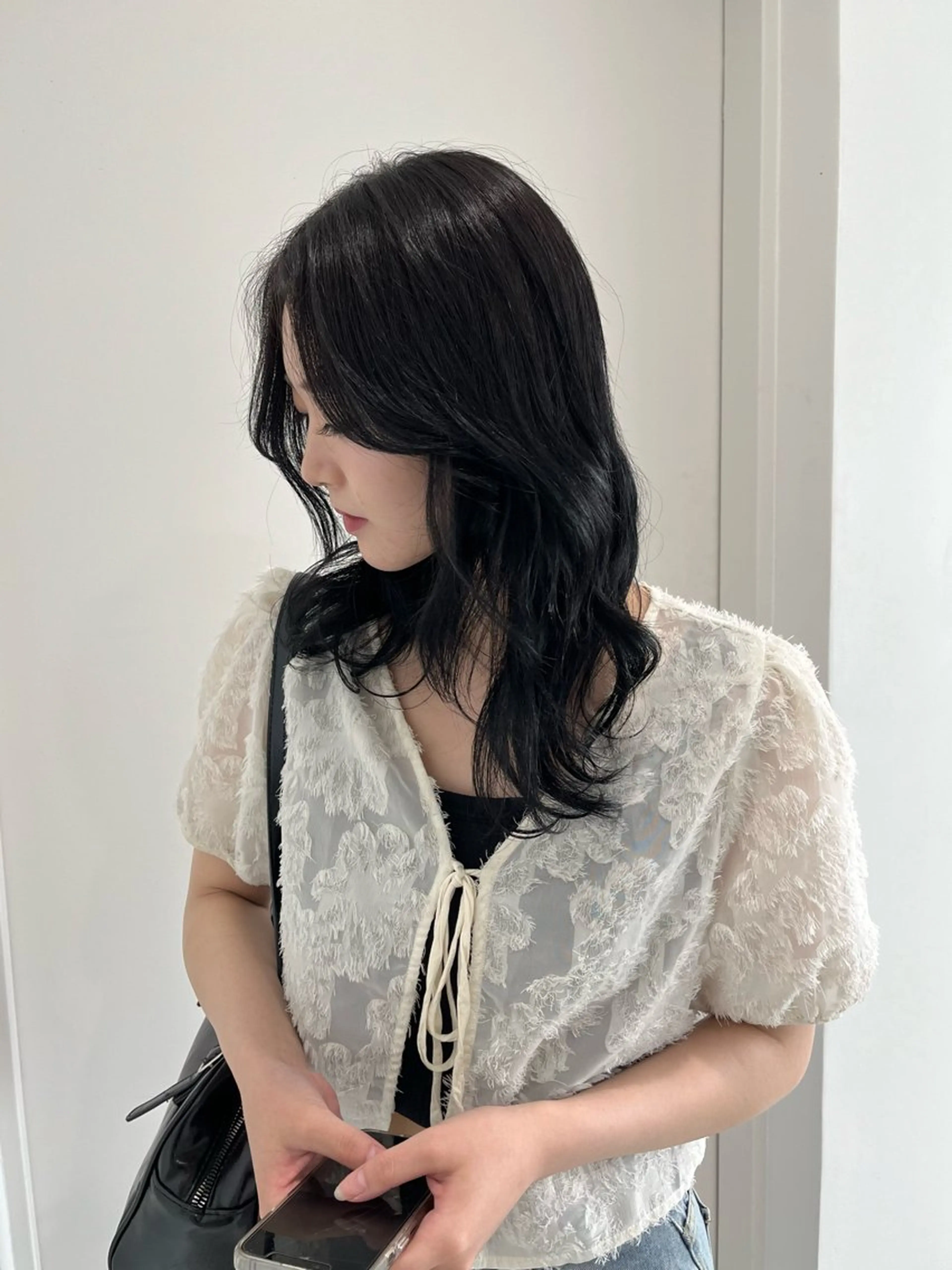 ミディアム カラー 黒髪 ブルーカラー ブルーブラック 縮毛矯正/ハイトーン /パーマ/前原汐🎐のヘアスタイル