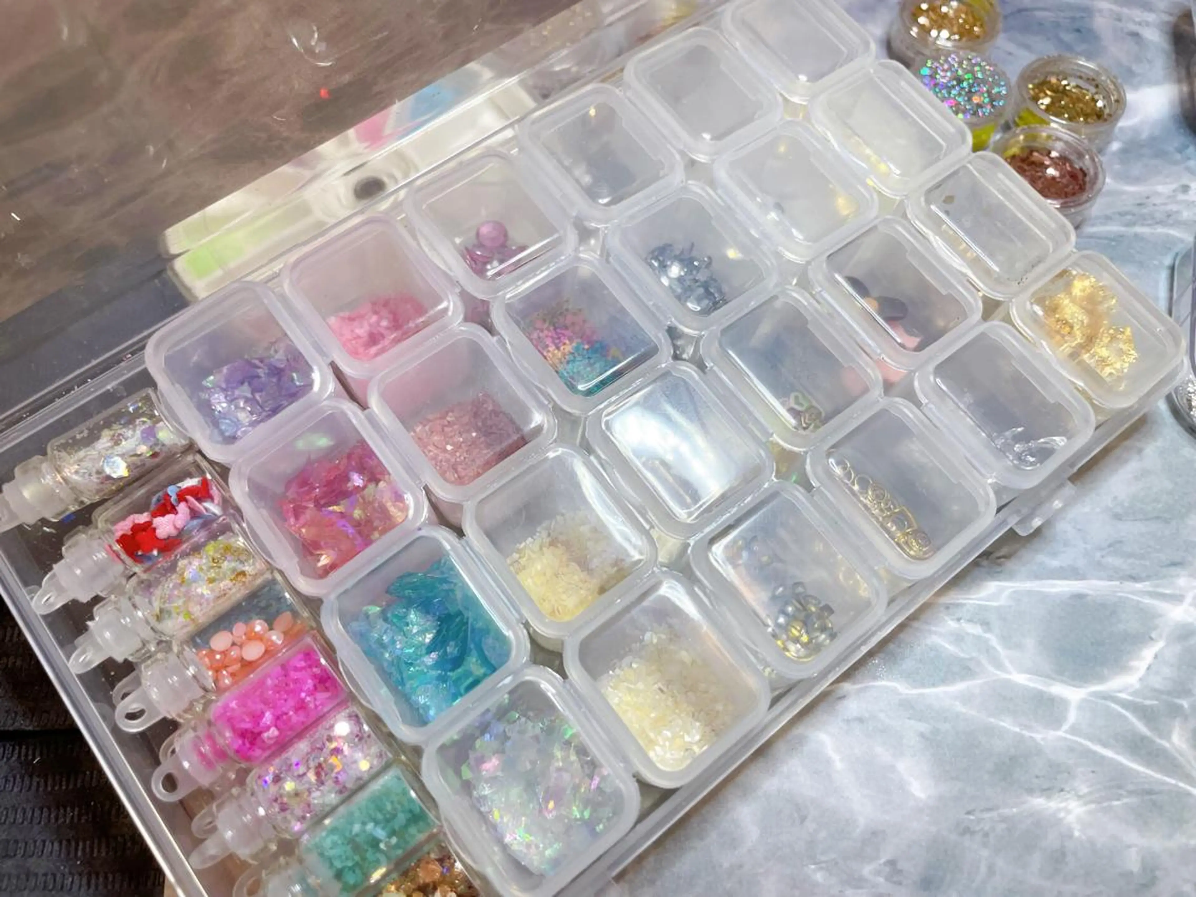 ネイル オーロラネイル キラキラネイル Melia by attrait所属・Melia by attrait🌿杏のネイルデザイン