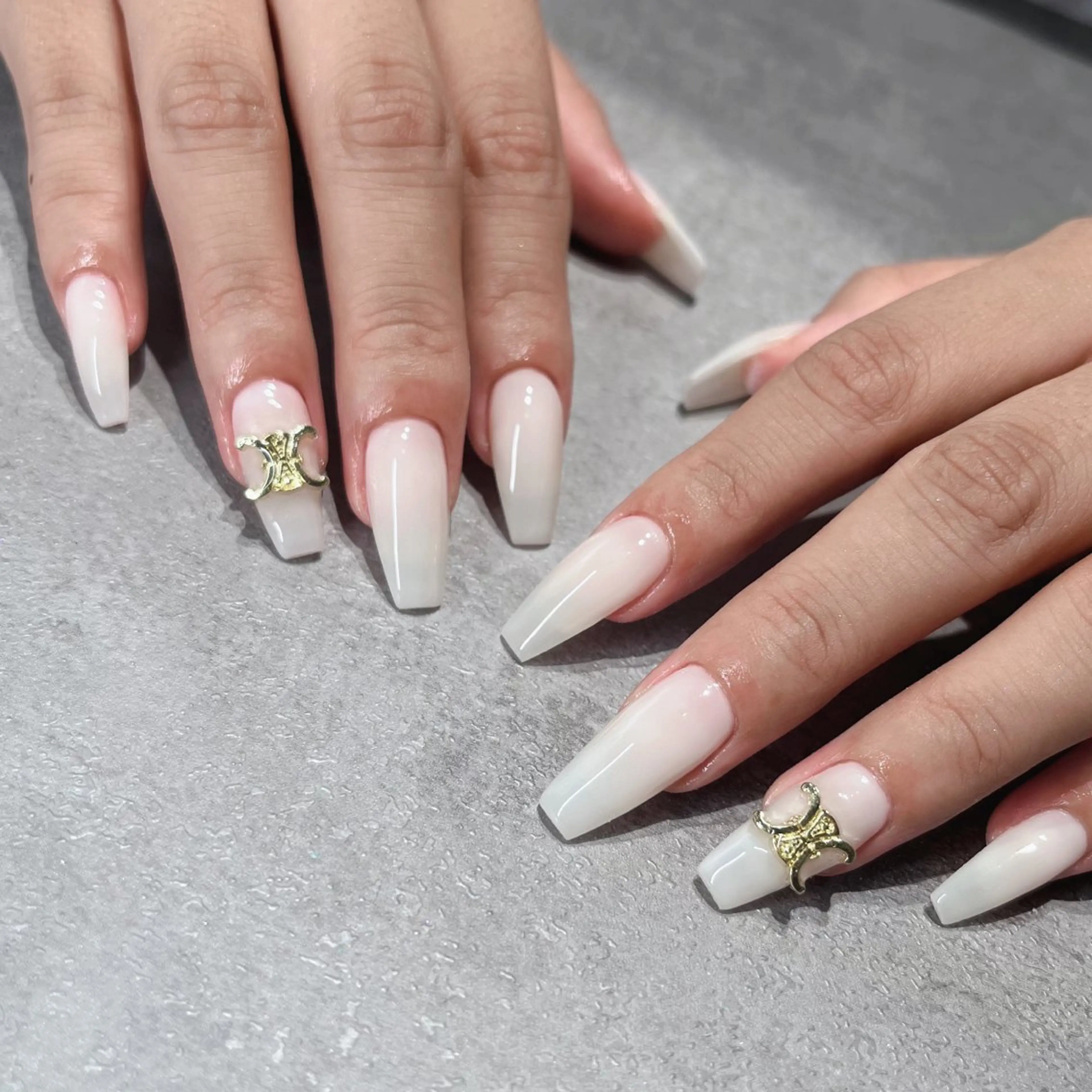 ネイル フットネイル フレンチネイル ジェルネイル ラメ(グリッター) ラメグラデーション ハンドネイル NEO Beauty Salon所属・𝐍𝐄𝐎 𝐉𝐔𝐑𝐈のネイルデザイン