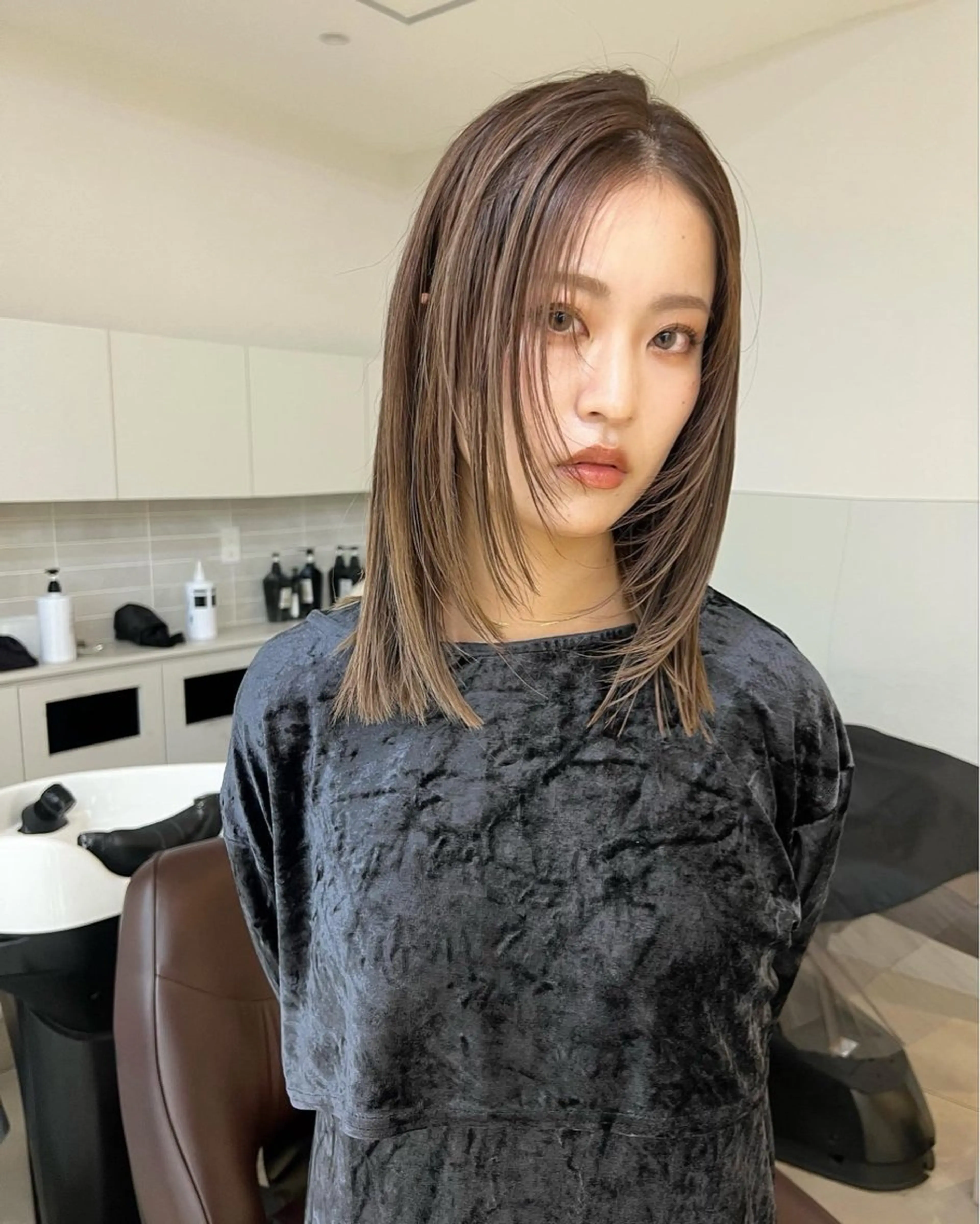 ミディアム カラー ミディアムパーマ 透明感カラー ダブルカラー インナーカラー くびれヘア カット ヘアカラー トリートメント ニュアンスレイヤー ハイトーンカラーのヘアスタイル