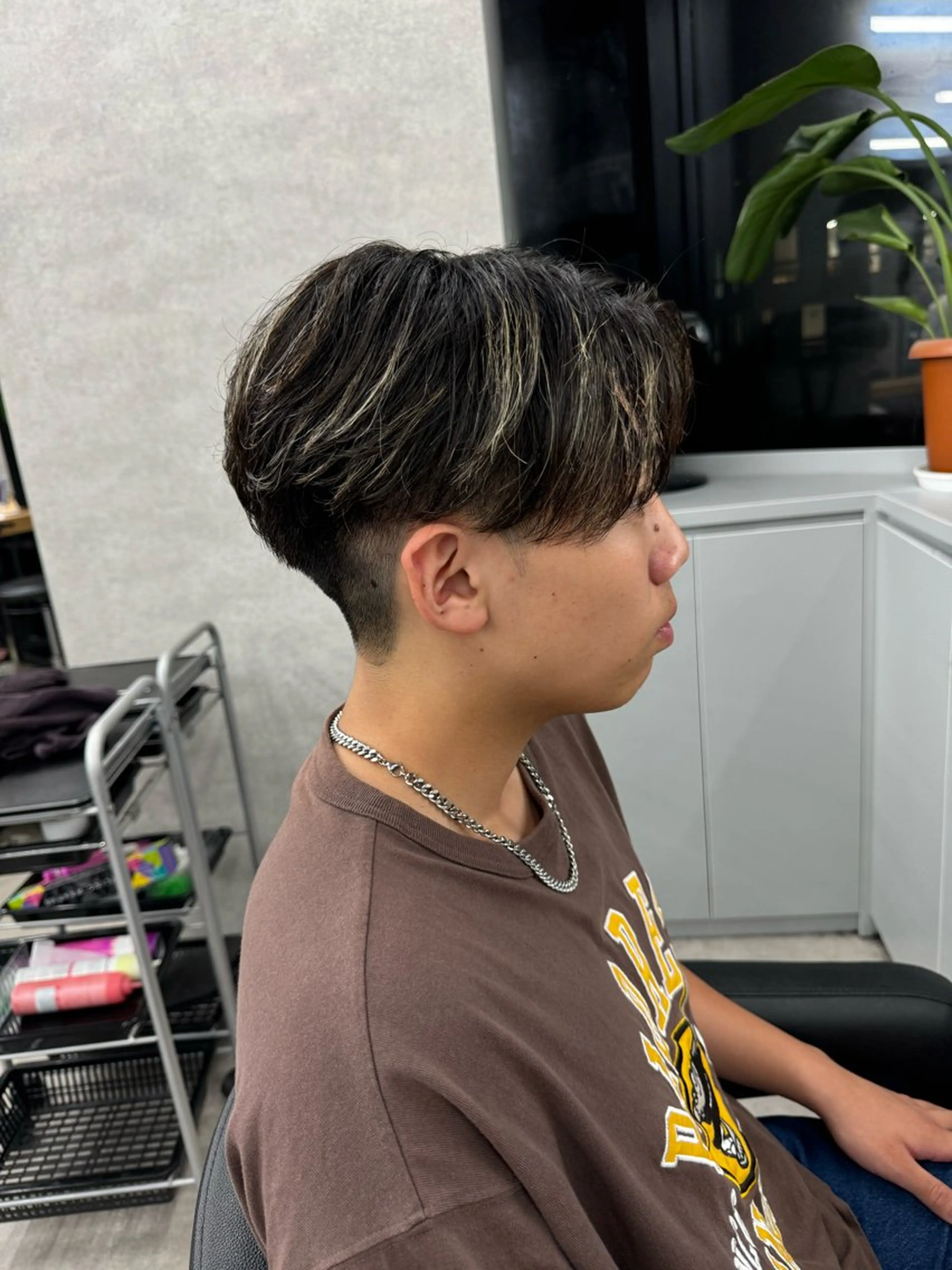 ショート カラー パーマ ヘアアレンジ メンズ メンズブリーチ センターパート メンズハイライト メンズハイトーン マッシュ カット ヘアカラー パーマ トリートメント ヘッドスパ ヘアセット スパイキー/フェザー /波巻き/かいとのヘアスタイル