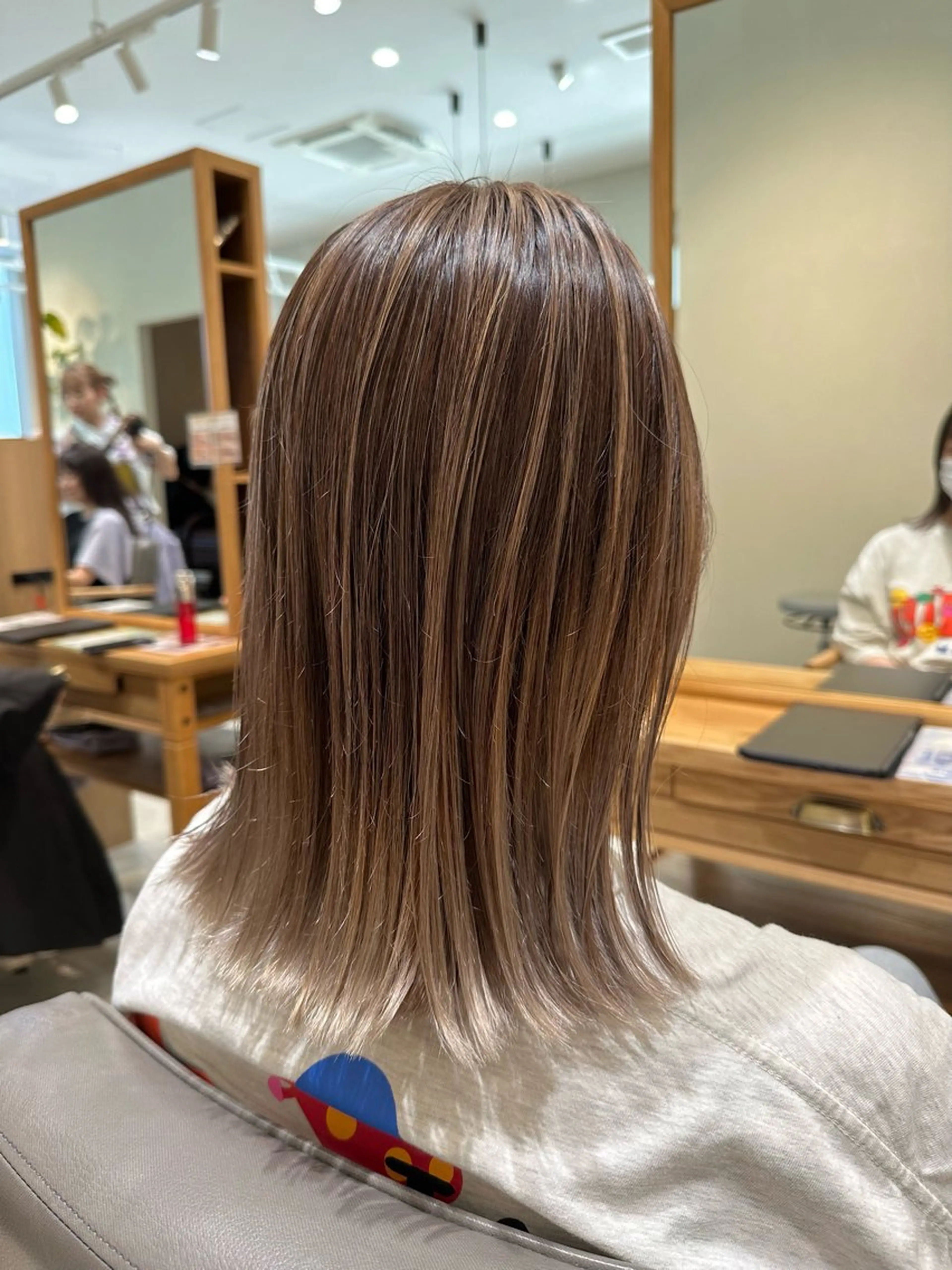 ミディアム カラー 切りっぱなしボブ バレイヤージュ ボブ レイヤーカット 永野 真也のヘアスタイル