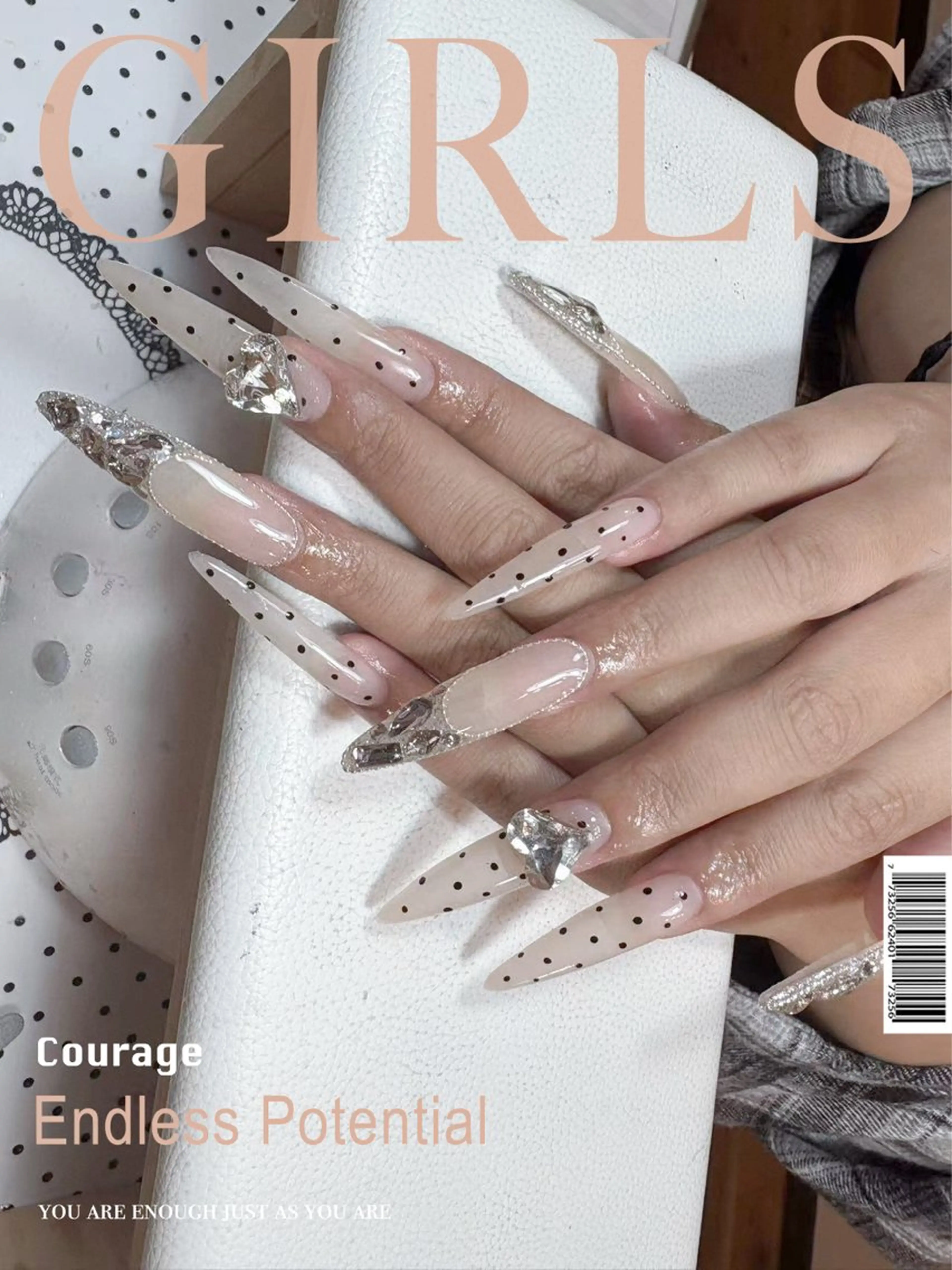 ネイル 長さ出し ゴージャス キラキラネイル ロングネイル スカルプネイル ハンドネイル リセス 高田馬場のネイルデザイン