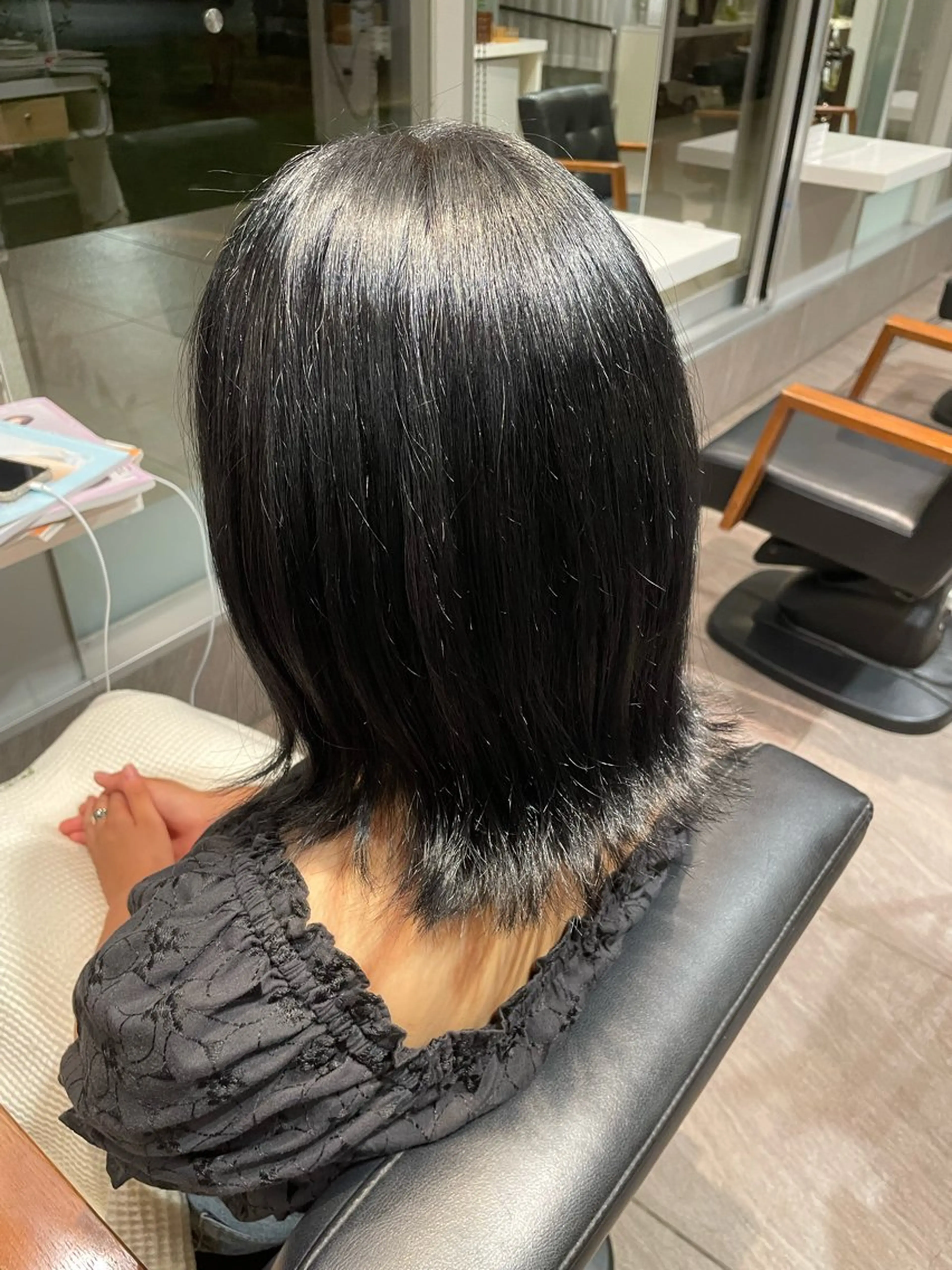 ショート カラー 黒髪 ブルーカラー ブルーブラック ボブ 外ハネヘア カット ヘアカラー トリートメント LOKAHI所属・かわいい顔まわり/髪 質改善カラー/小池祐のヘアスタイル