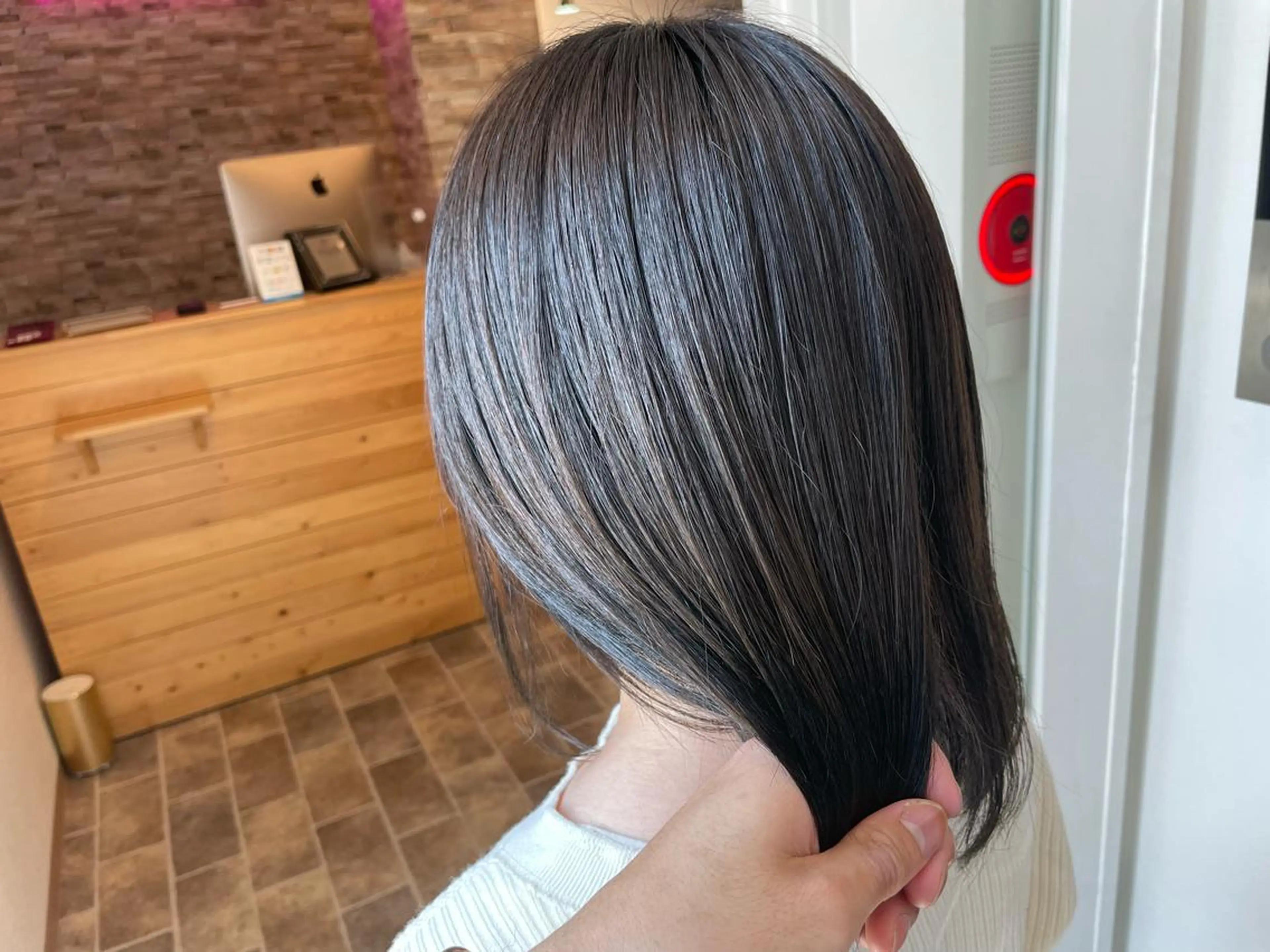 セミロング SALOWIN心斎橋Suite店所属・ブリーチ毛にもできる 縮毛矯正|鷹司郎のヘアスタイル