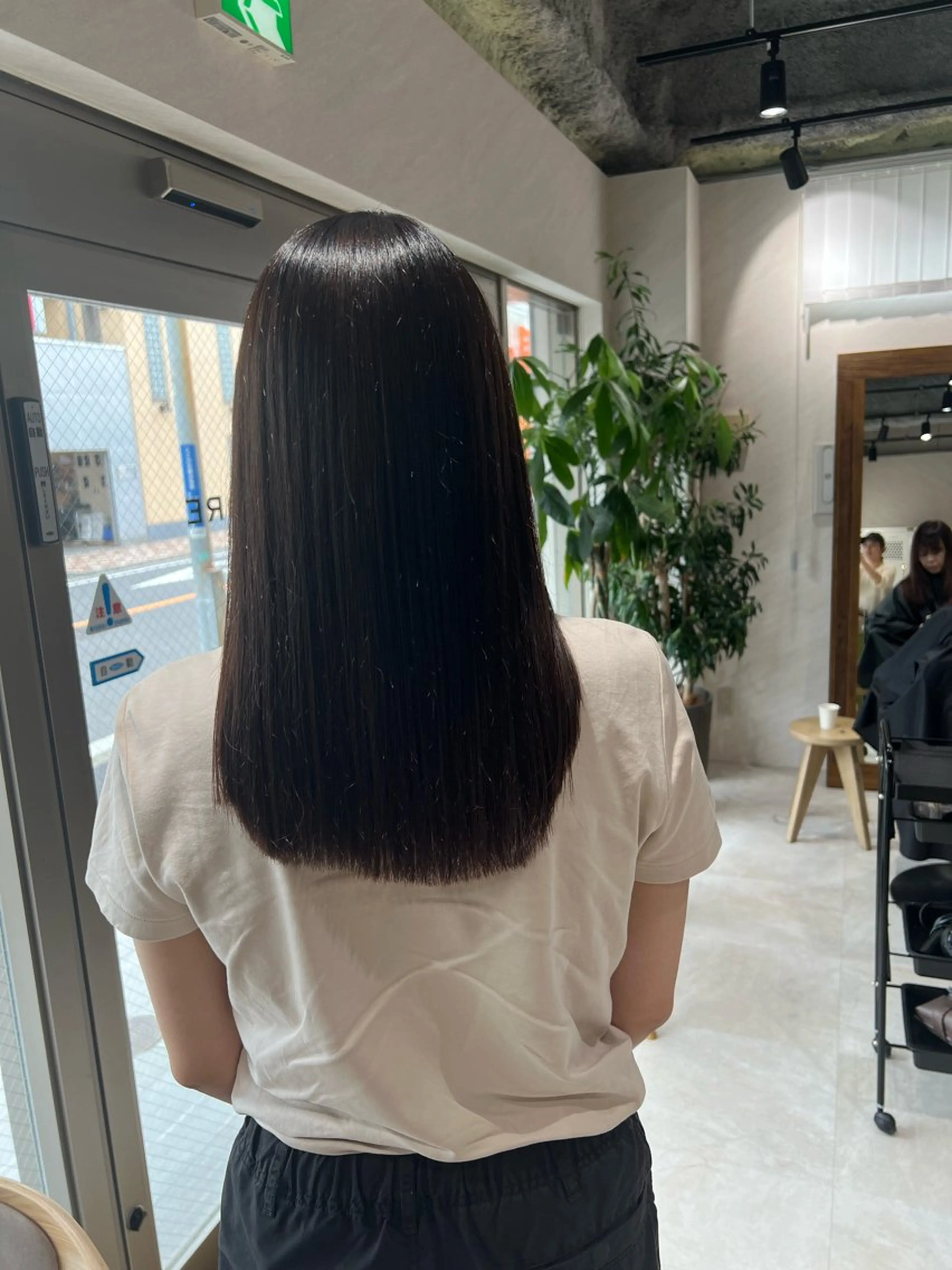 セミロング セミロングパーマ 切りっぱなしロブ カット ヘアカラー 縮毛矯正 トリートメント 🥚紗綺🥚 髪質改善/艶髪のヘアスタイル