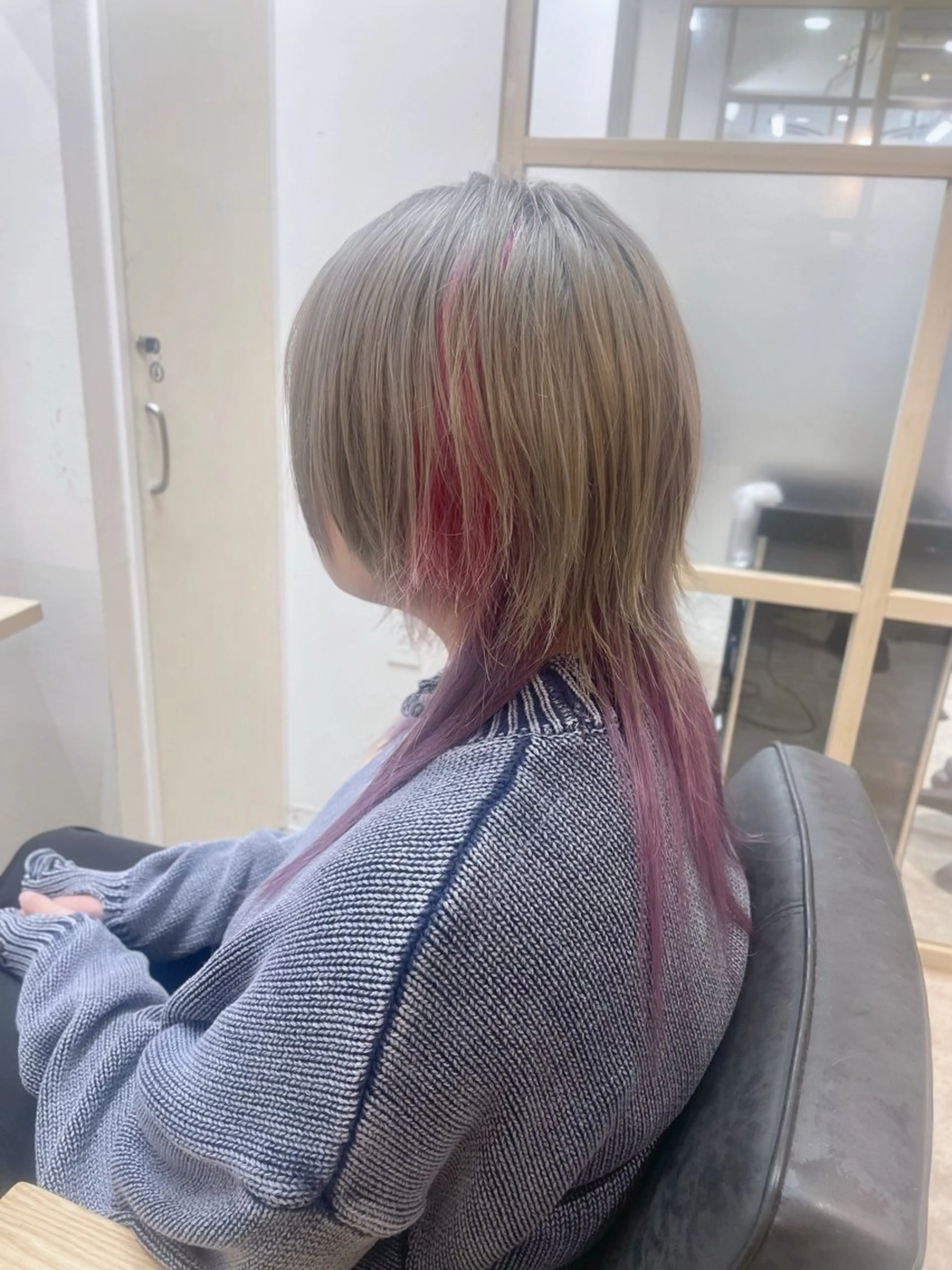 ミディアム カラー レイヤーカット 外ハネヘア ウルフカット カット EMANON新宿南口所属・🦄中性ウルフ ☁️Shiori🦄のヘアスタイル