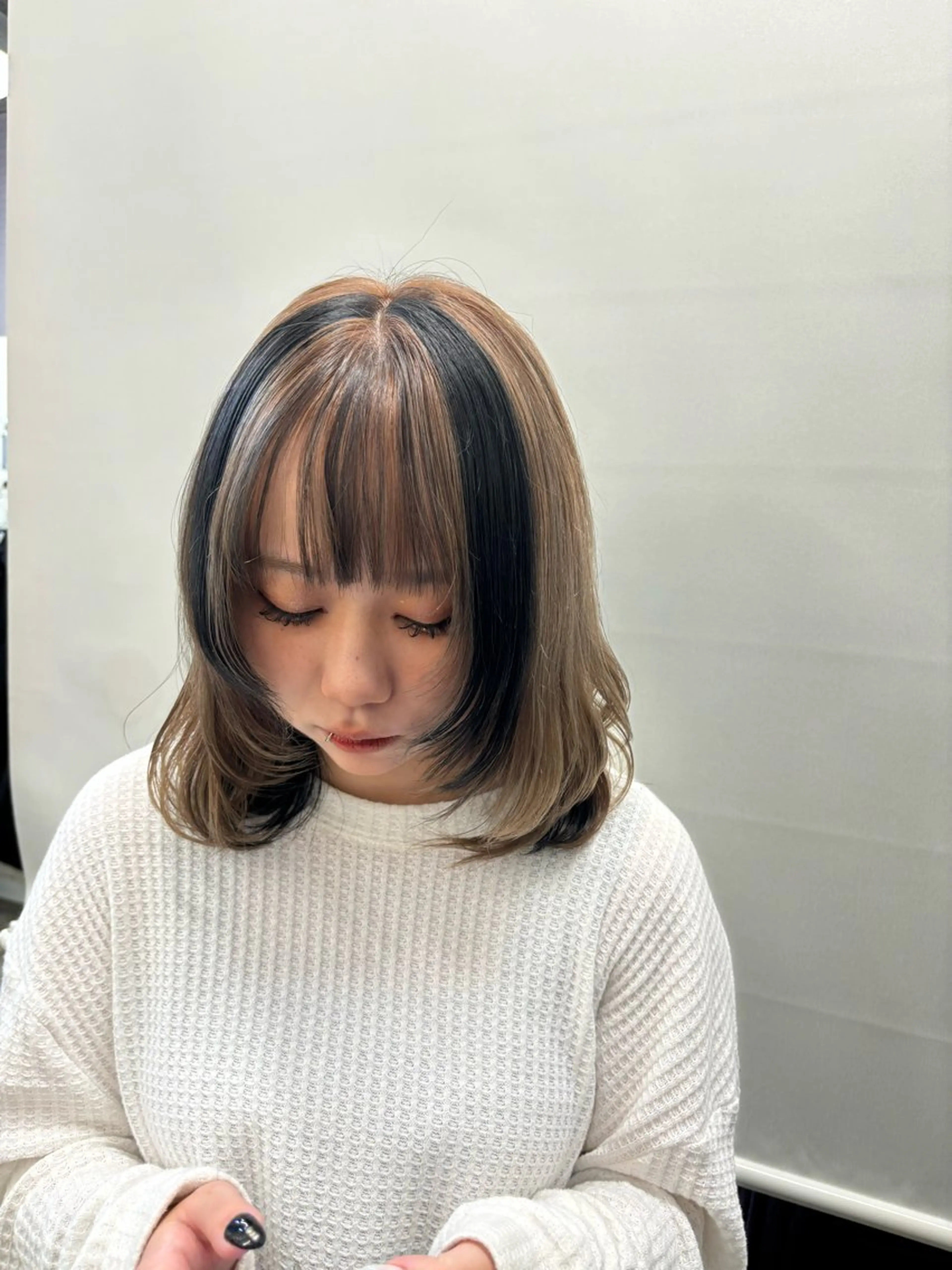 セミロング カラー 渡 汐音のヘアスタイル