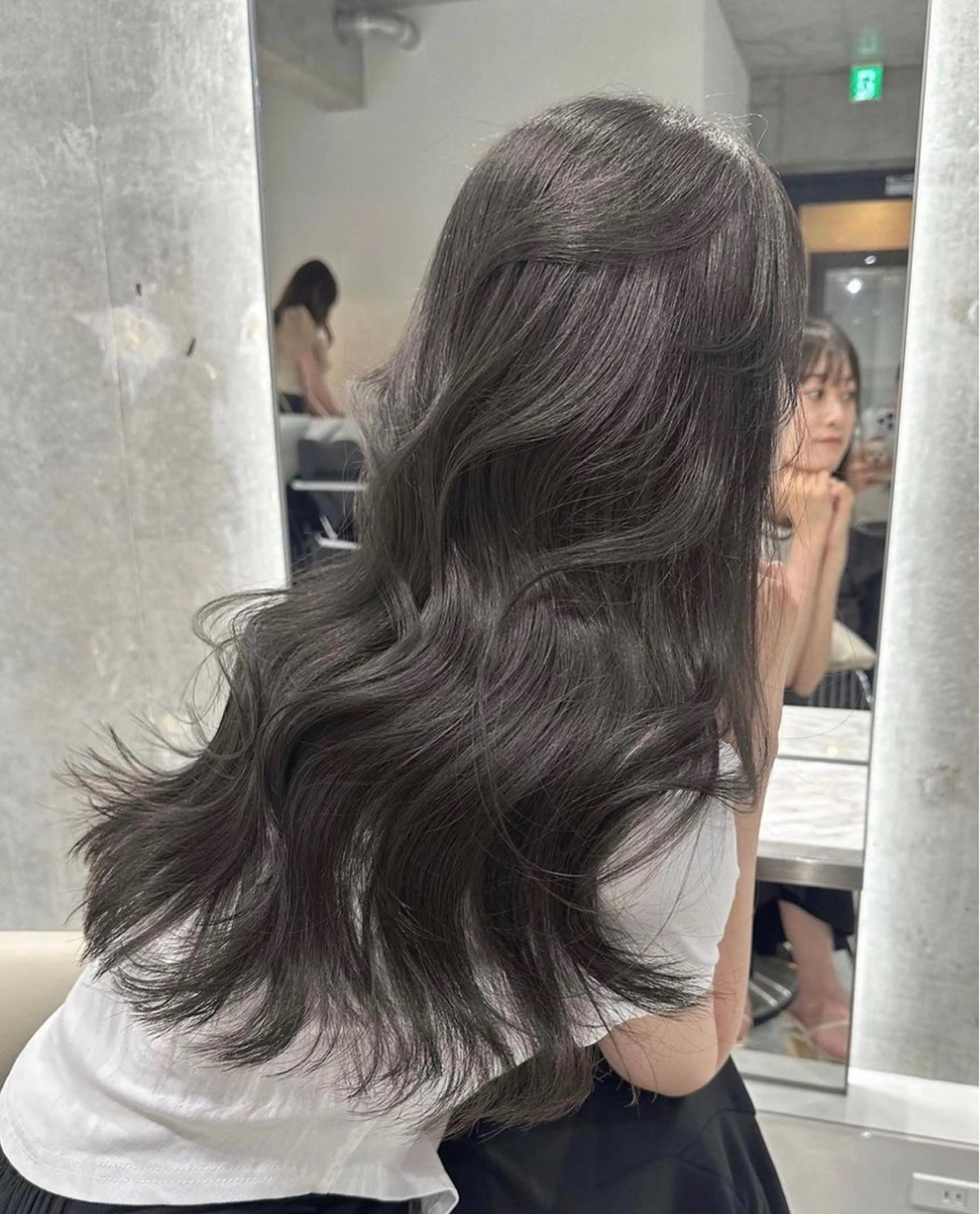 ロング ♡Yoshino♡ 艶グレージュカラーのヘアスタイル