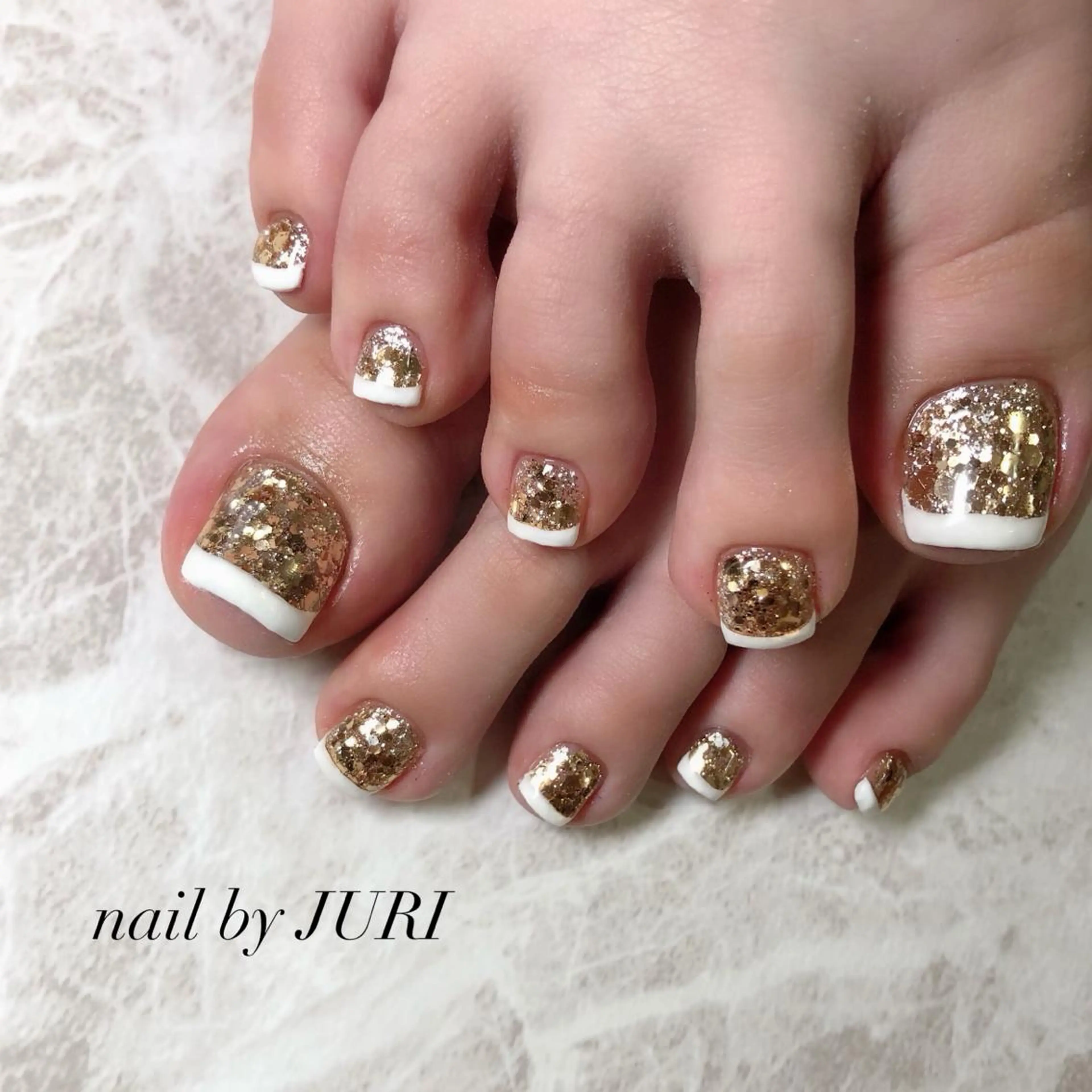 ネイル フットネイル フレンチネイル ジェルネイル ラメ(グリッター) ラメグラデーション NEO Beauty Salon所属・𝐍𝐄𝐎 𝐉𝐔𝐑𝐈のネイルデザイン