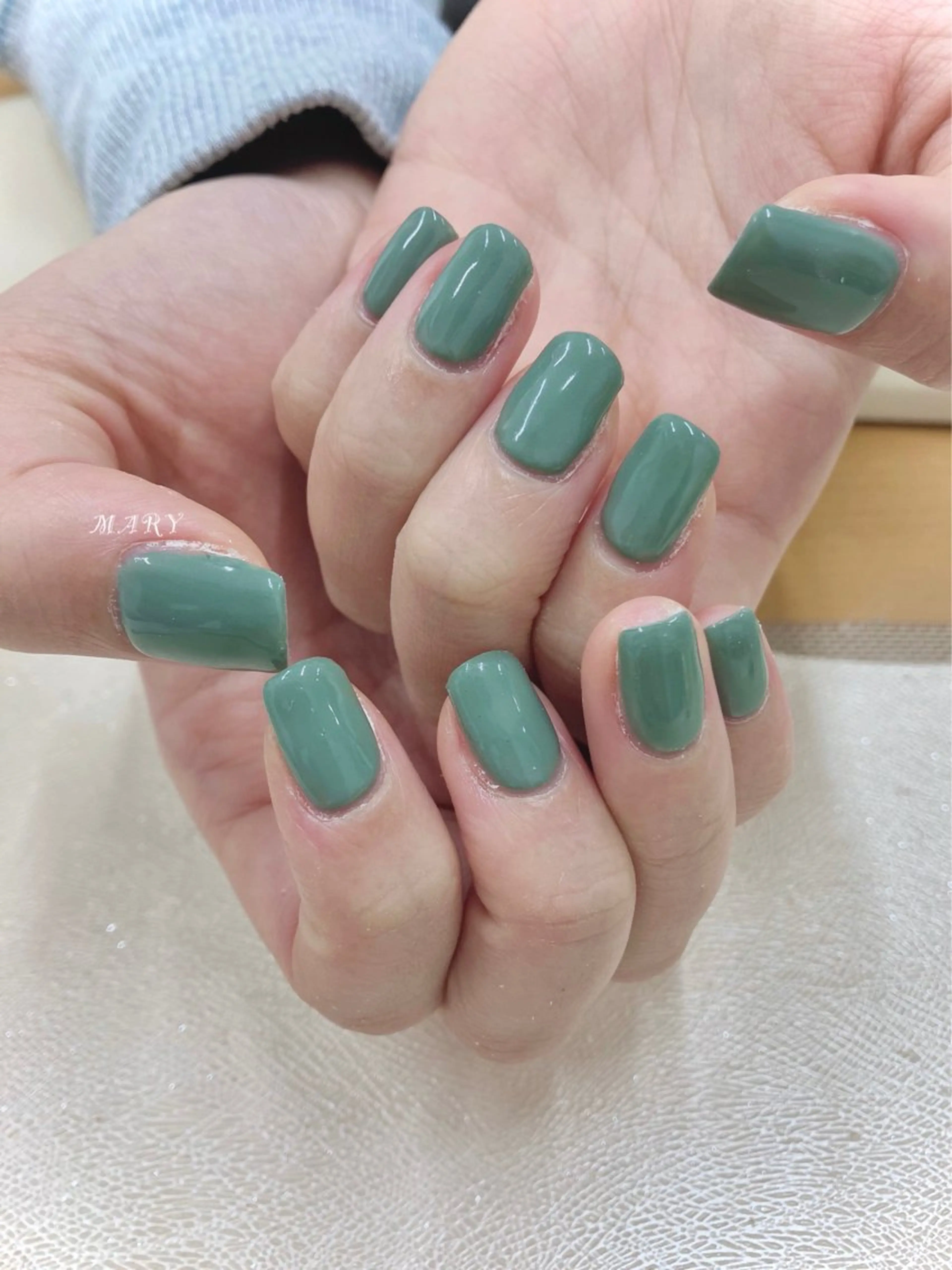 ネイル グリーン ニュアンスネイル ワンカラーネイル スクエアネイル ハンドネイル Mary nail所属・Mary nail .narumiのネイルデザイン