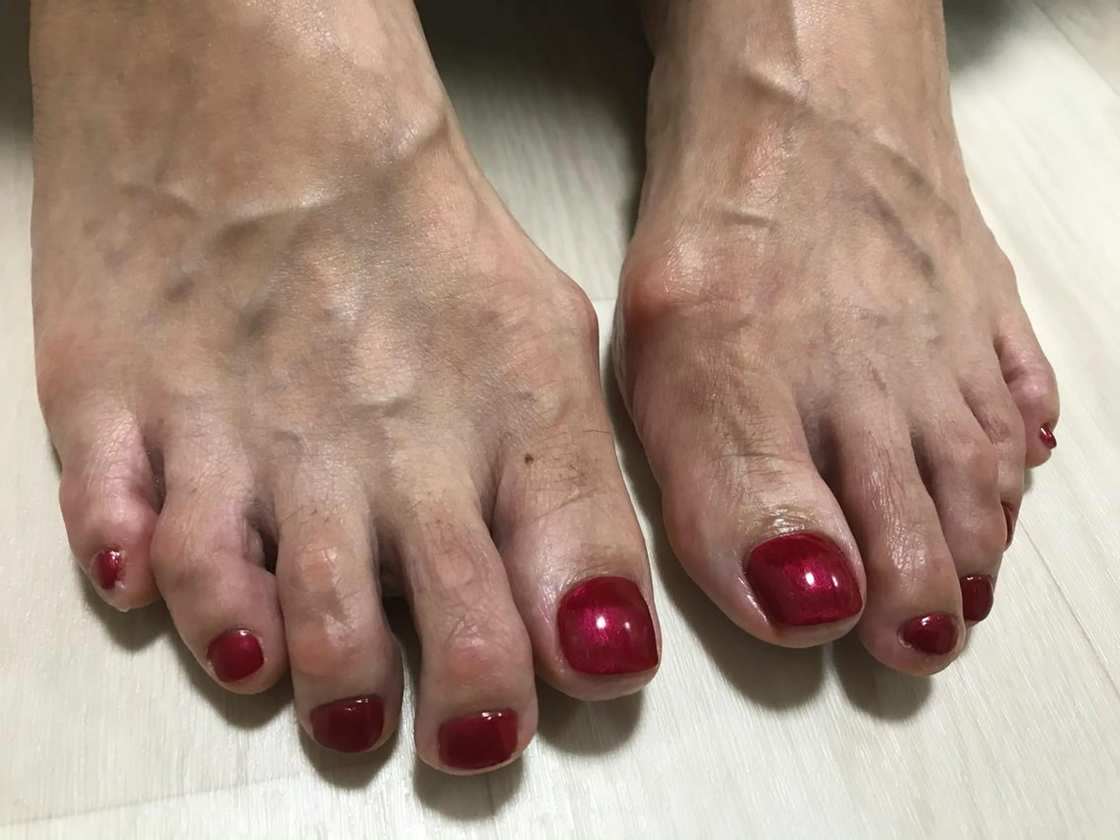 ネイル 赤色 フットネイル トータルビューティサロン cure所属・mika nailのネイルデザイン