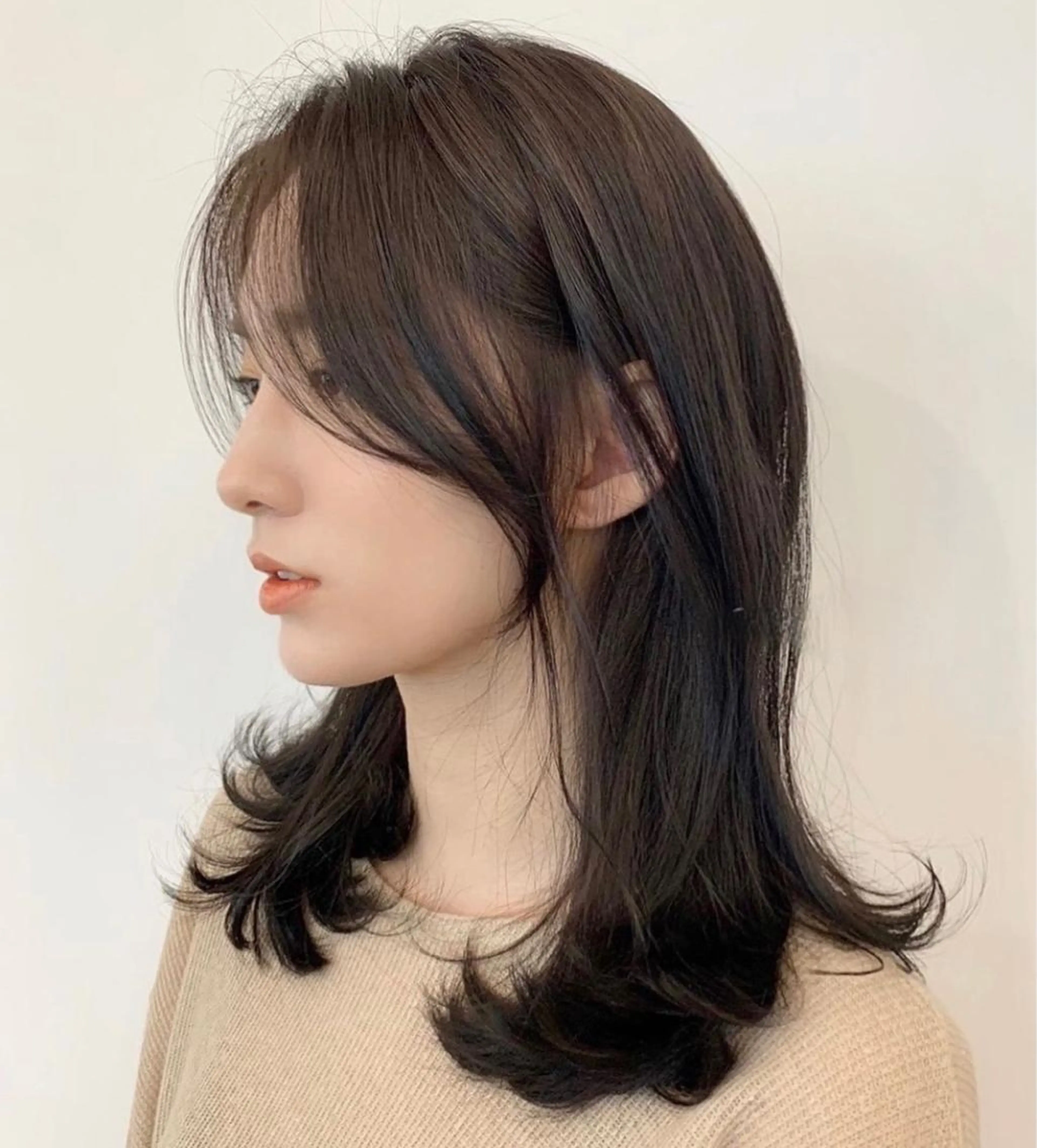 セミロング カラー ベージュカラー ブリーチ イヤリングカラー 韓国風カラー ブリーチなしカラー カット ヘアカラー トリートメント 鈴木 一貴のヘアスタイル