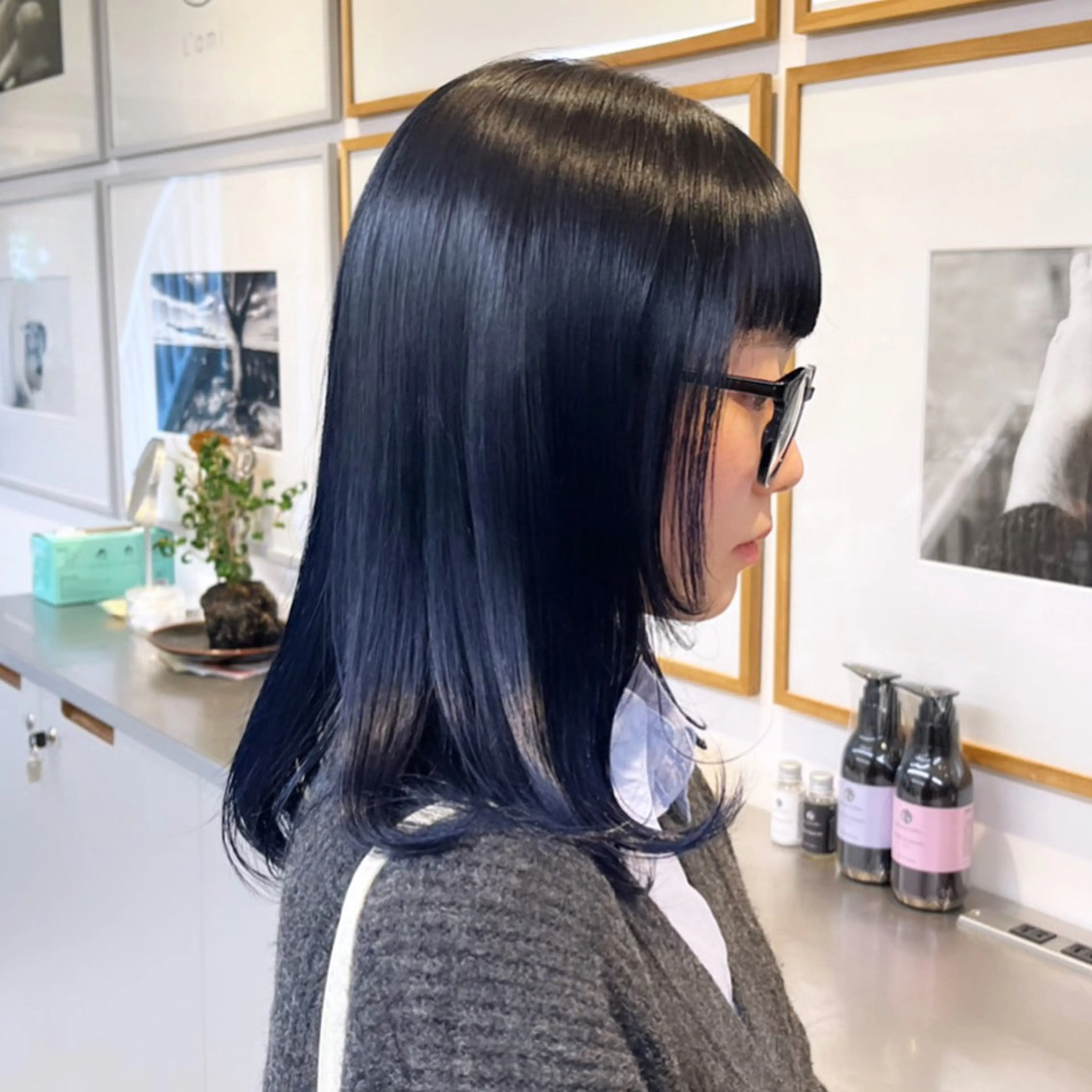 ミディアム カラー 黒髪 ブルーカラー ブルーブラック ブルージュ 韓国風カラー ヘアカラー トリートメント ヘッドスパ ヘアセット カジュアルを女っぽく 𝗮𝘆𝗮𝗰𝗼のヘアスタイル