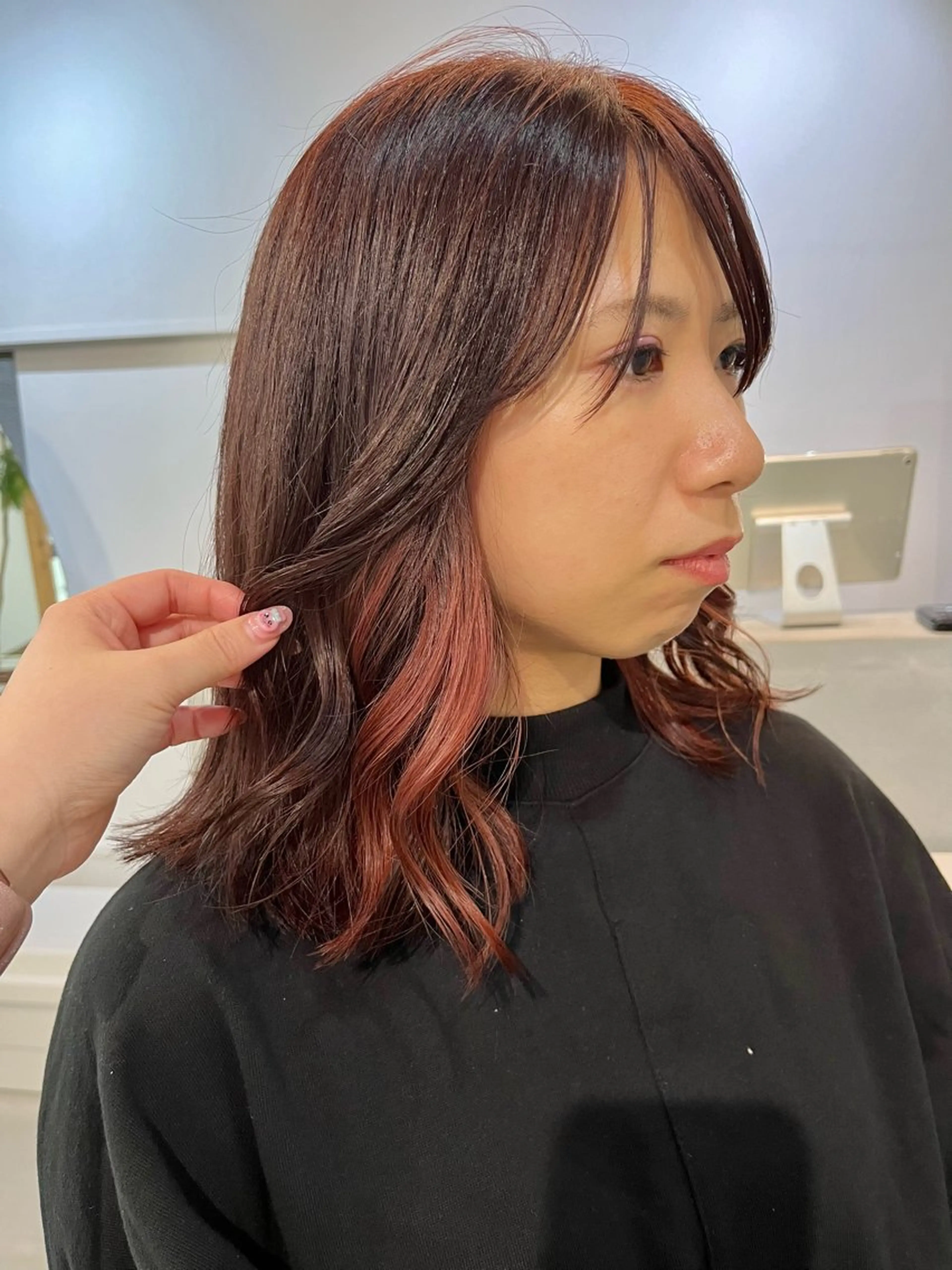 セミロング カラー ブリーチ インナーカラー ブリーチなしカラー ピンクカラー ブリーチなしカラー レイヤーカットのヘアスタイル