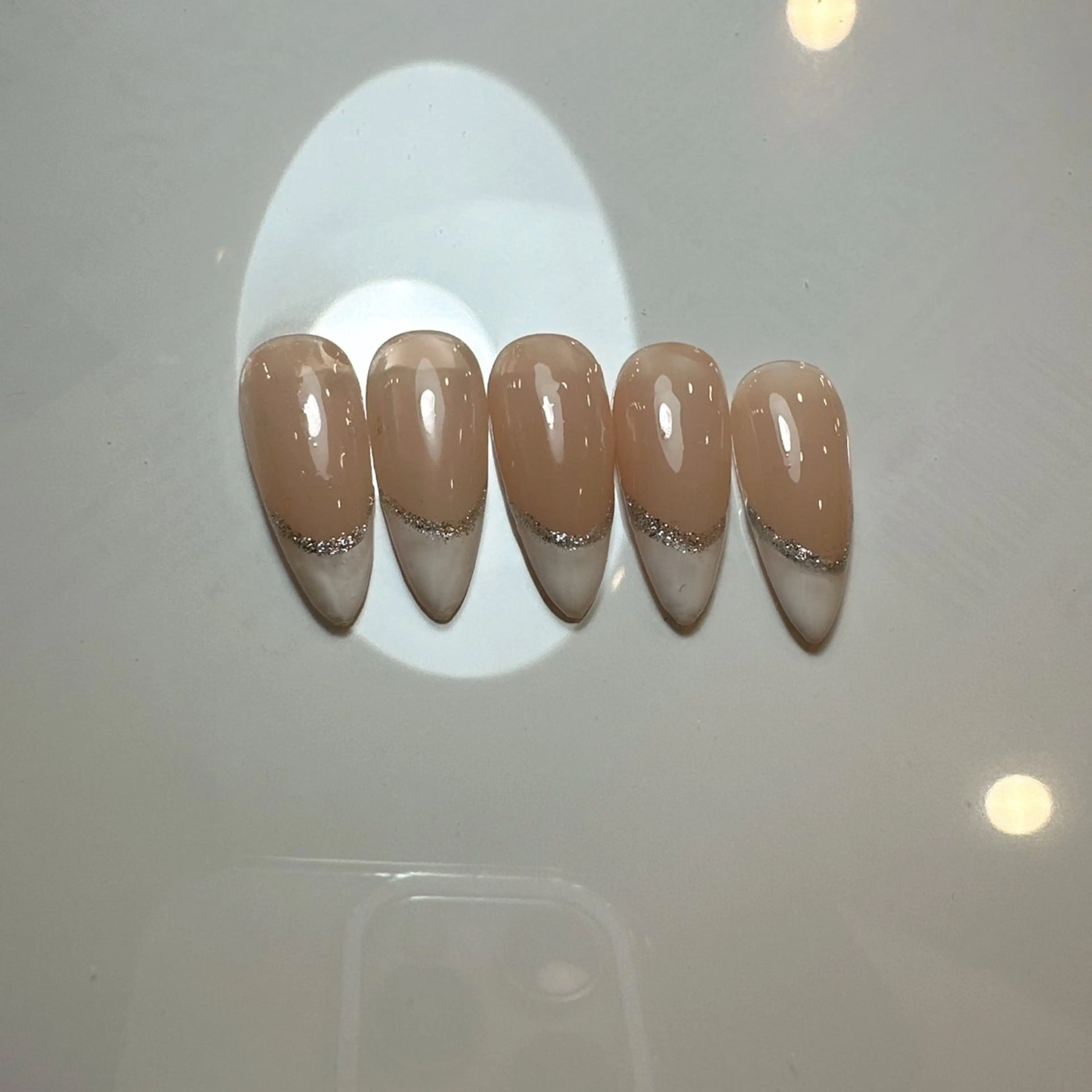 シンプルフレンチネイル（新人価格）オフ付きの写真