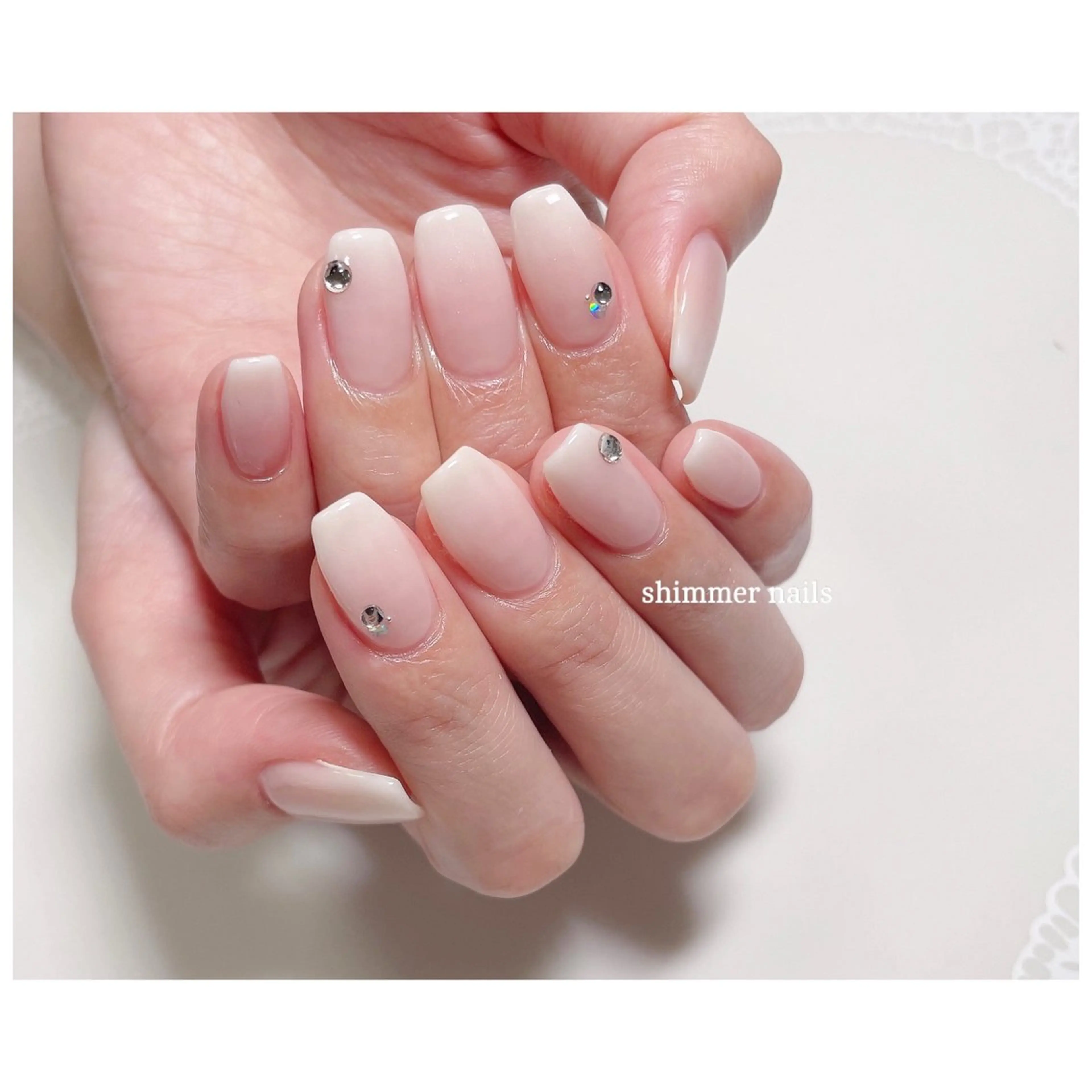 ネイル 持ち込み ピンク ストーンネイル ホワイト shimmer nailsのネイルデザイン