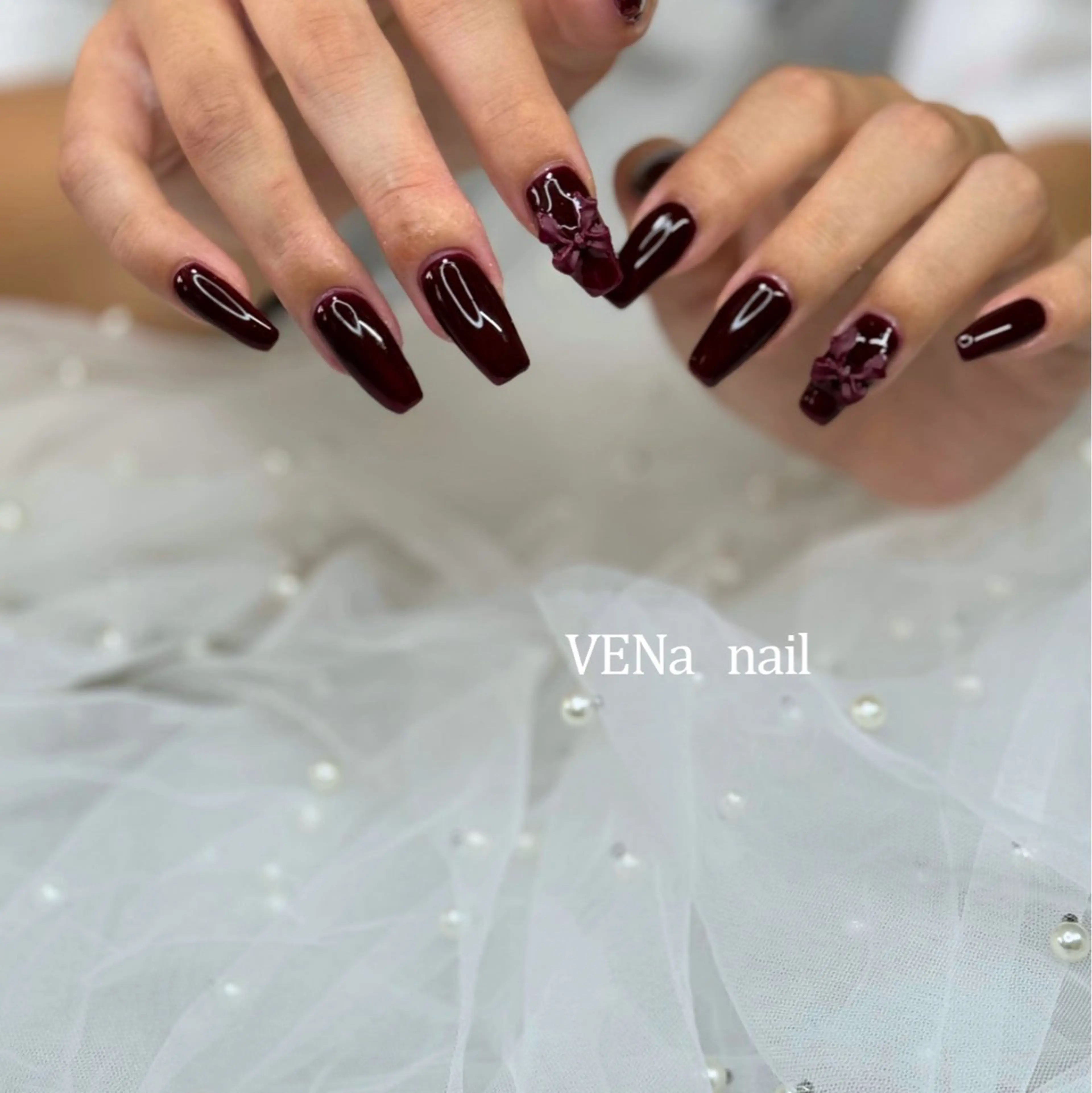 ネイル ボルドー フレンチネイル ジェルネイル 赤色 リボン VENa eye＆ nail salonのネイルデザイン