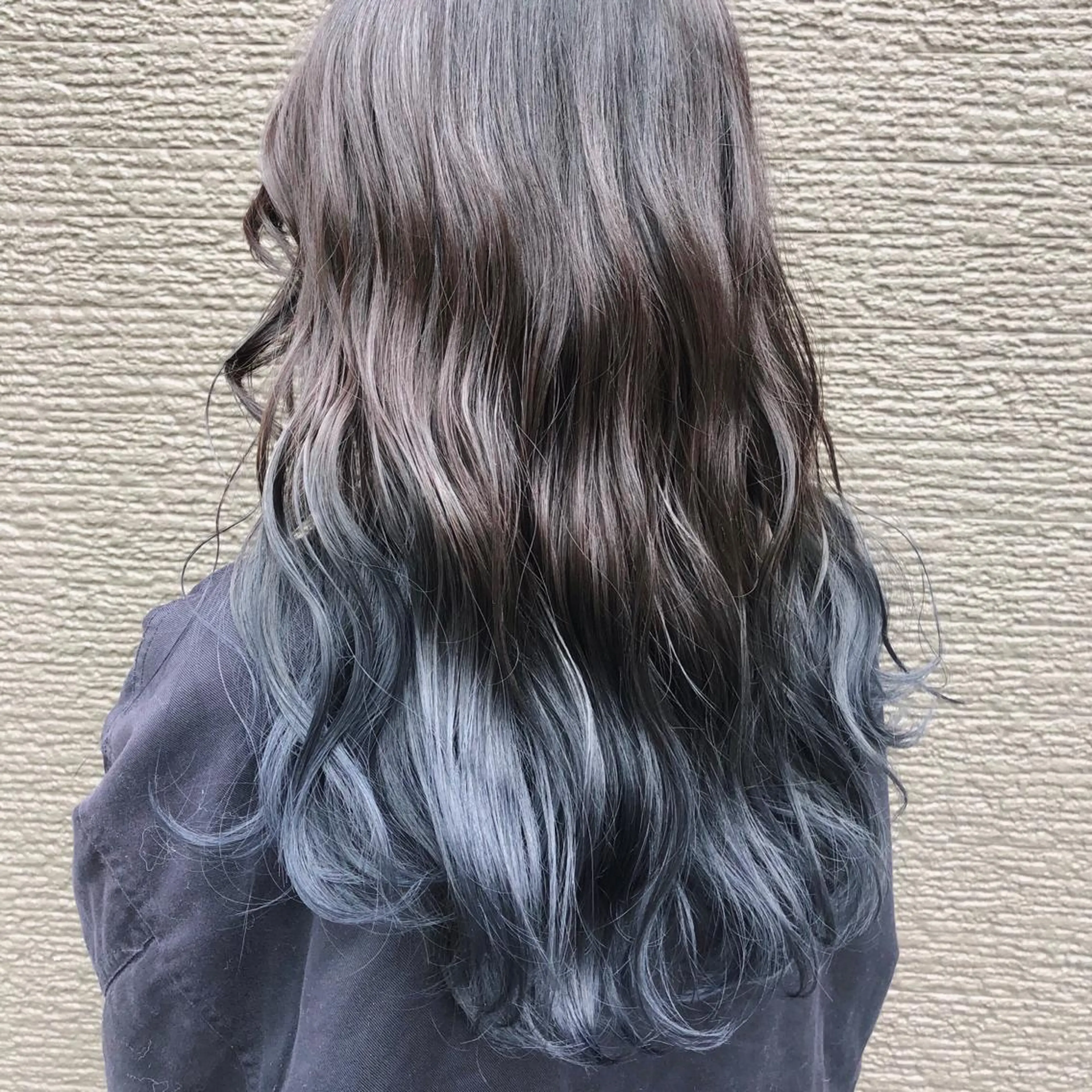 ロング カラー アッシュ バレイヤージュ ブリーチ ダークアッシュ ネイビーカラー ヘアカラー Rina  のヘアスタイル