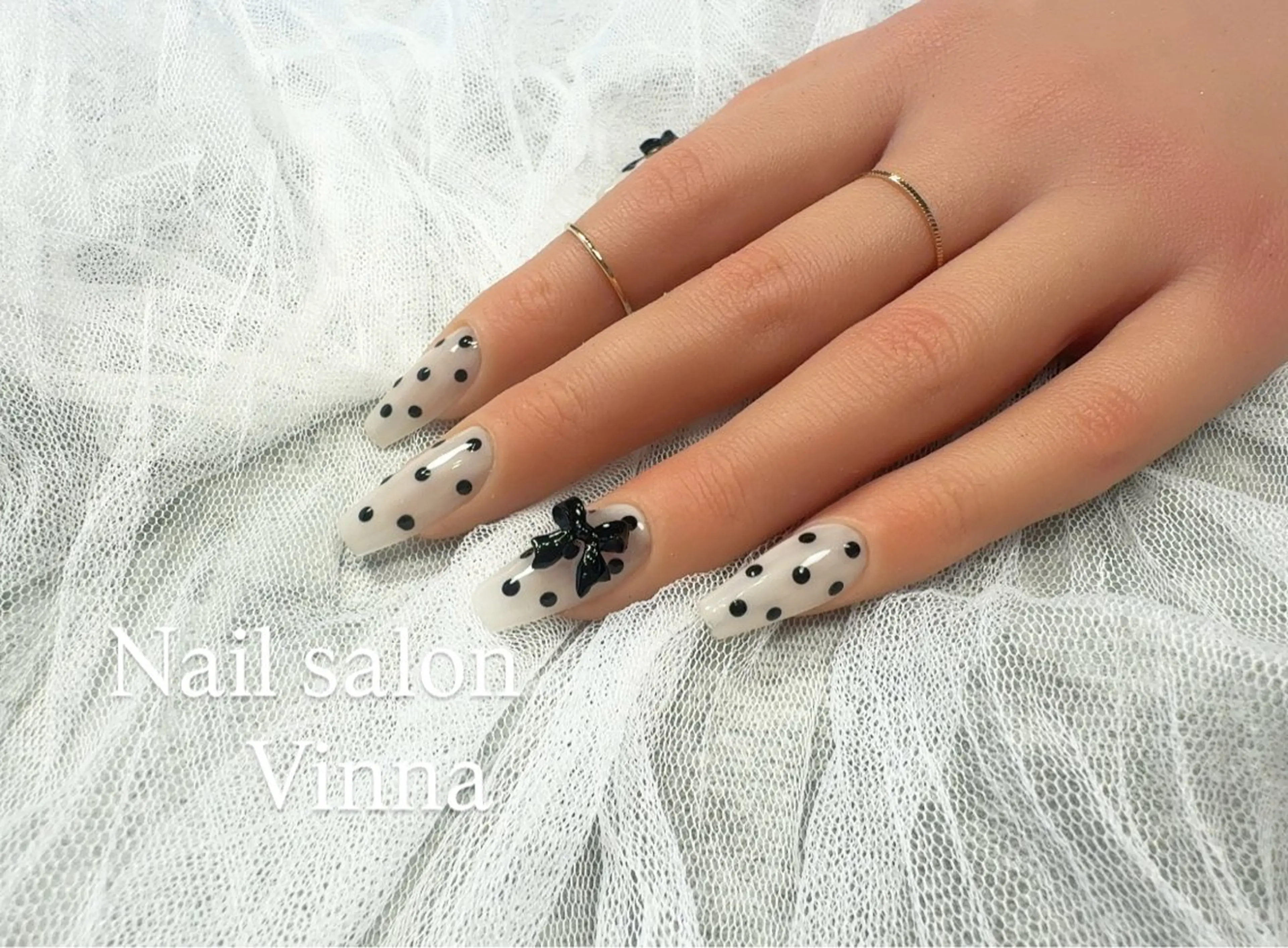 大人可愛い💓リボン🎀ドットネイル💅🏻の写真
