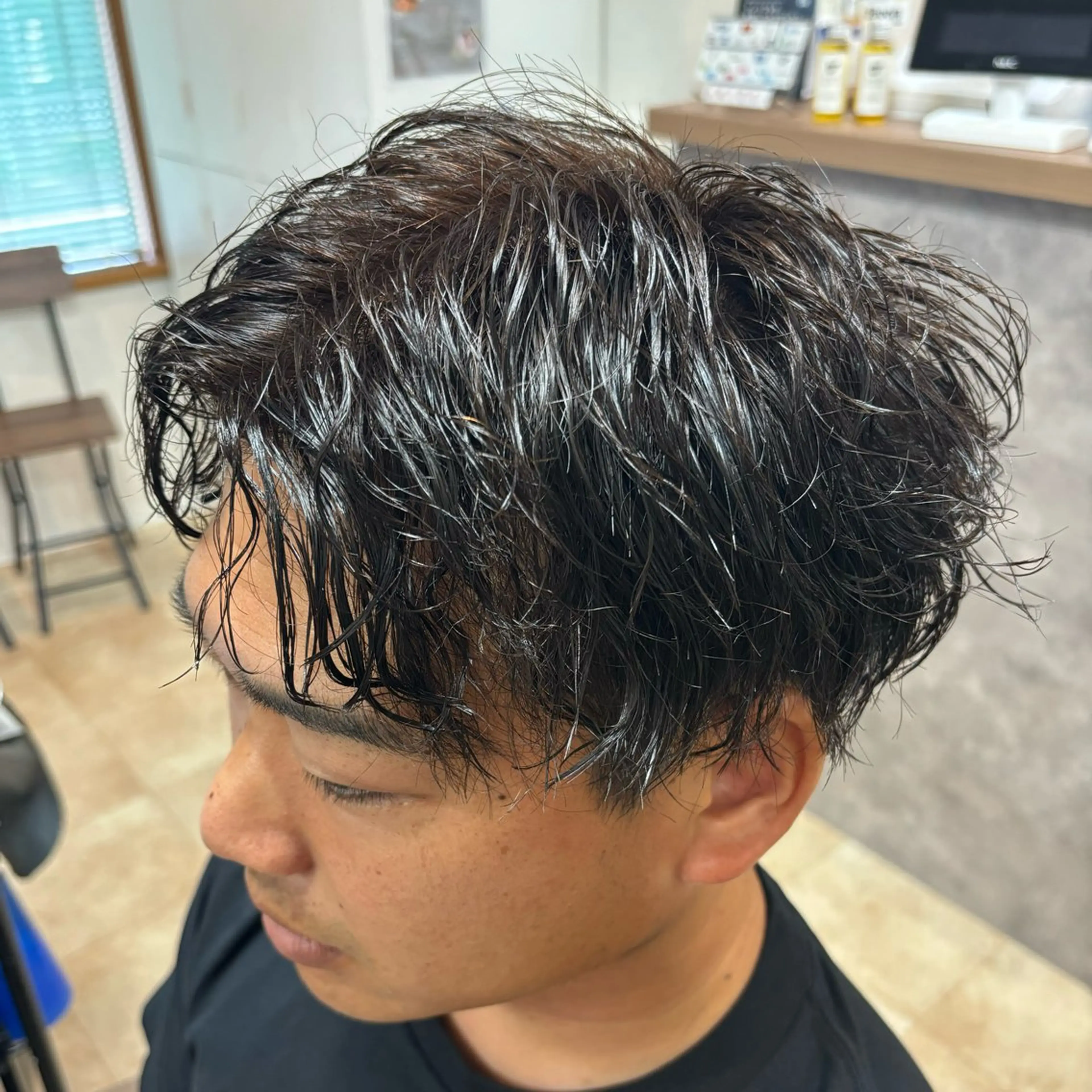 ミディアム カラー パーマ メンズ ミディアムパーマ マッシュ メンズパーマ ツイストスパイラルパーマ くせ毛 竹内 滉太のヘアスタイル