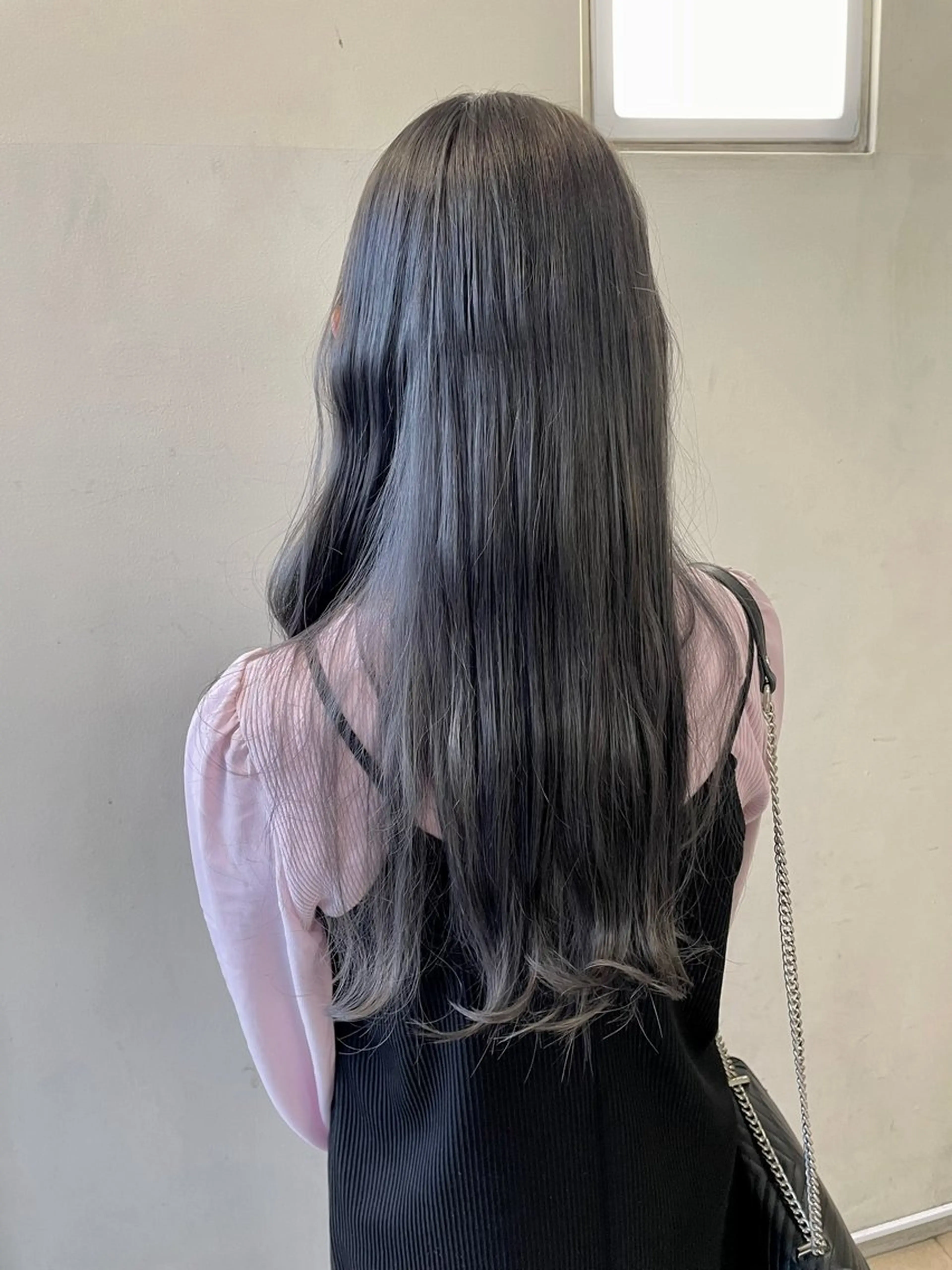 カラー ブリーチ ダークグレー ダブルカラー 中村 碧のヘアスタイル