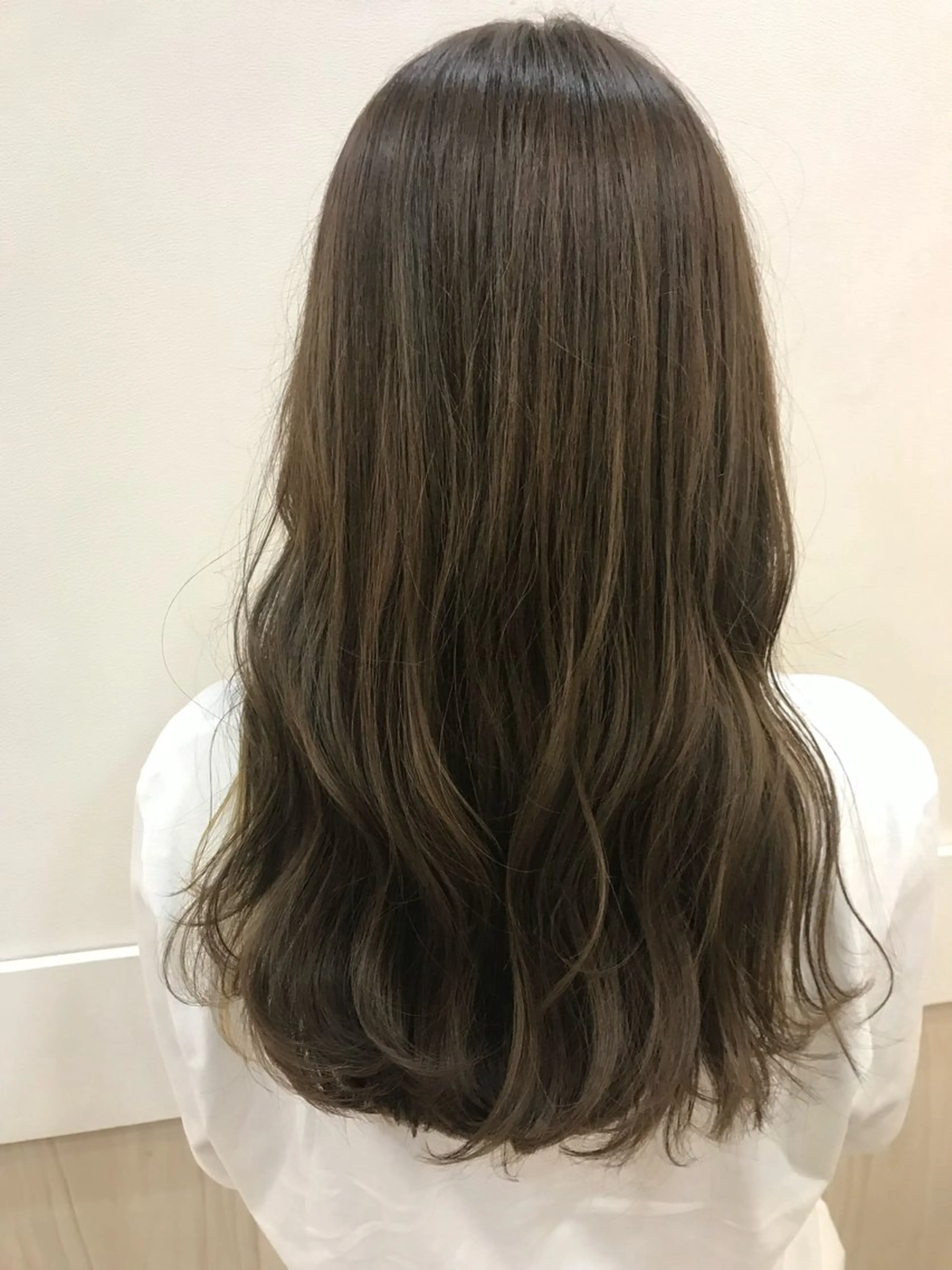 セミロング ヘアカラー yukari 艶髪ヘアのヘアスタイル