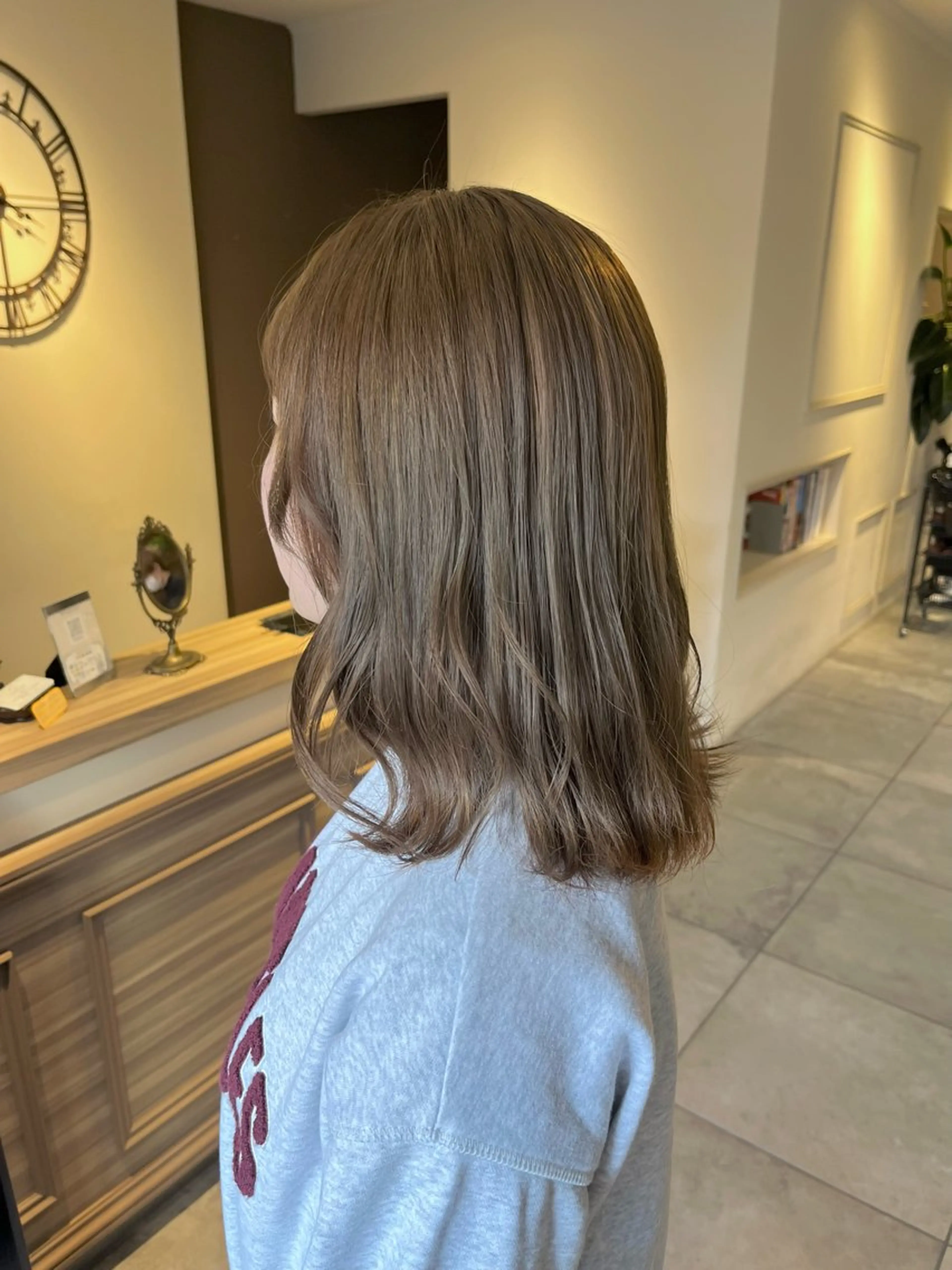 ミディアム カラー ベージュカラー ブリーチ ヘアカラー 川越 輝梨奈のヘアスタイル