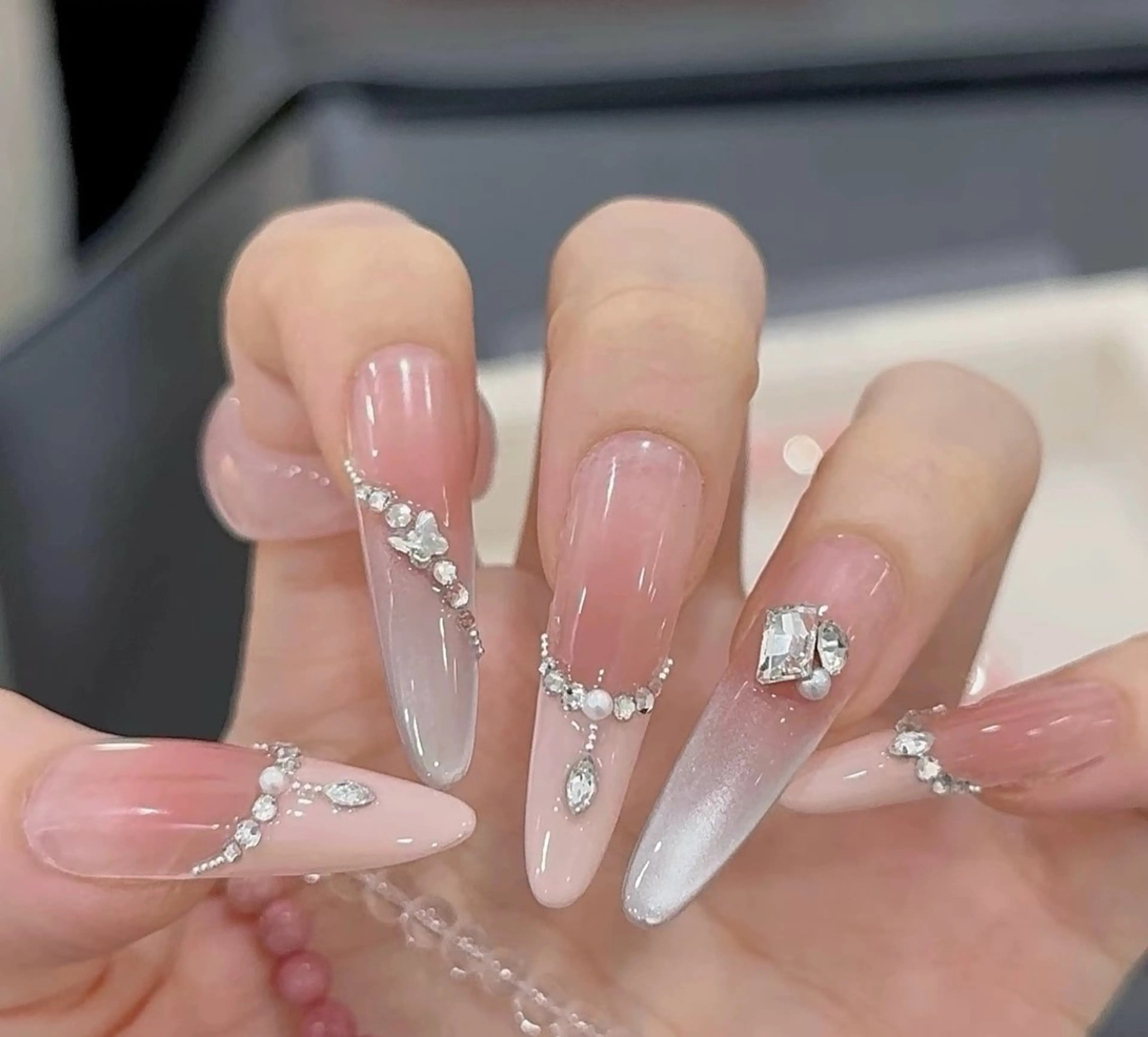 ネイル チークネイル 長さ出し フラワーネイル フレンチネイル ガーリー SunNail池袋駅 ワンホンネイルのネイルデザイン