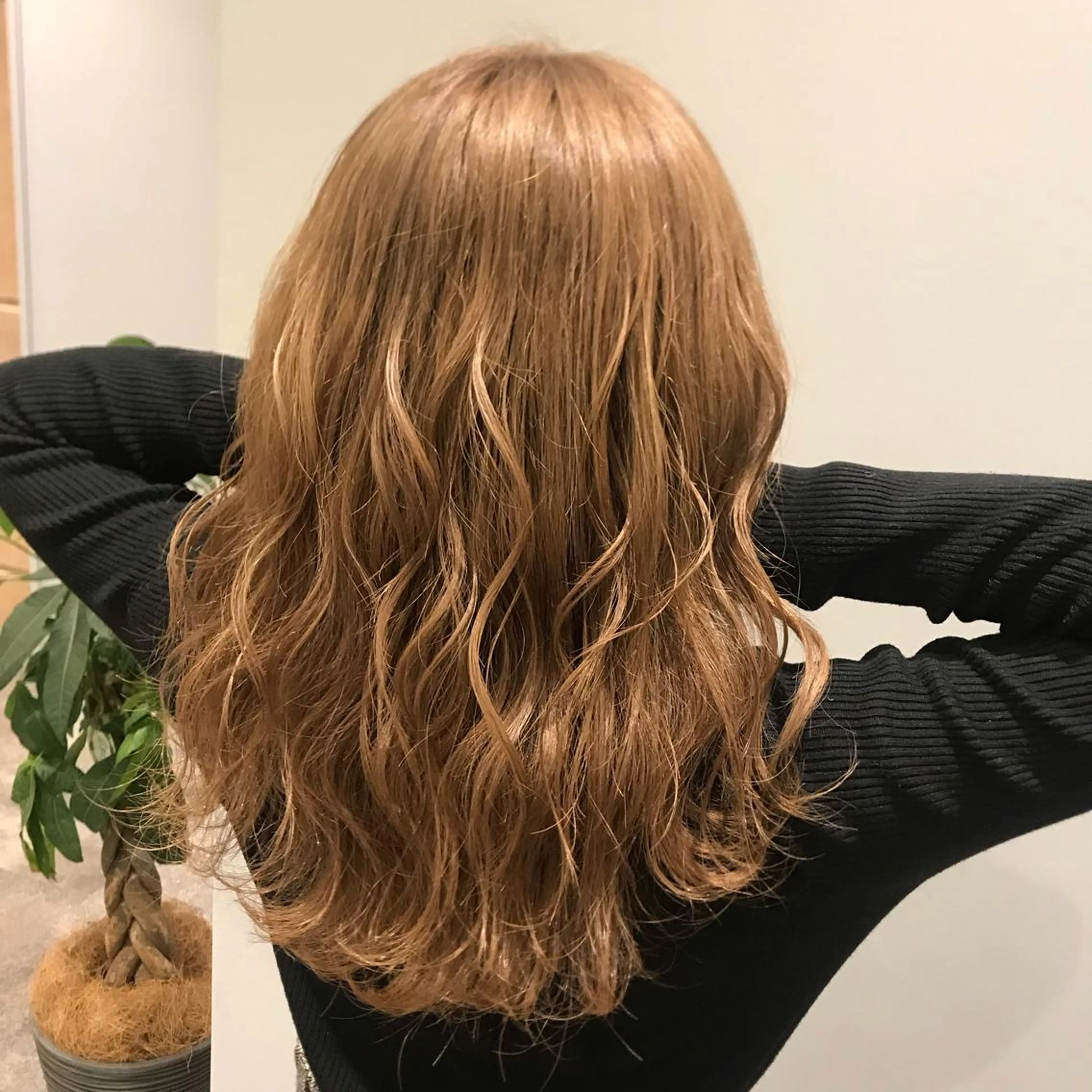 ロング カラー ベージュカラー ブリーチ ミルクティーベージュ 茂木 結希のヘアスタイル