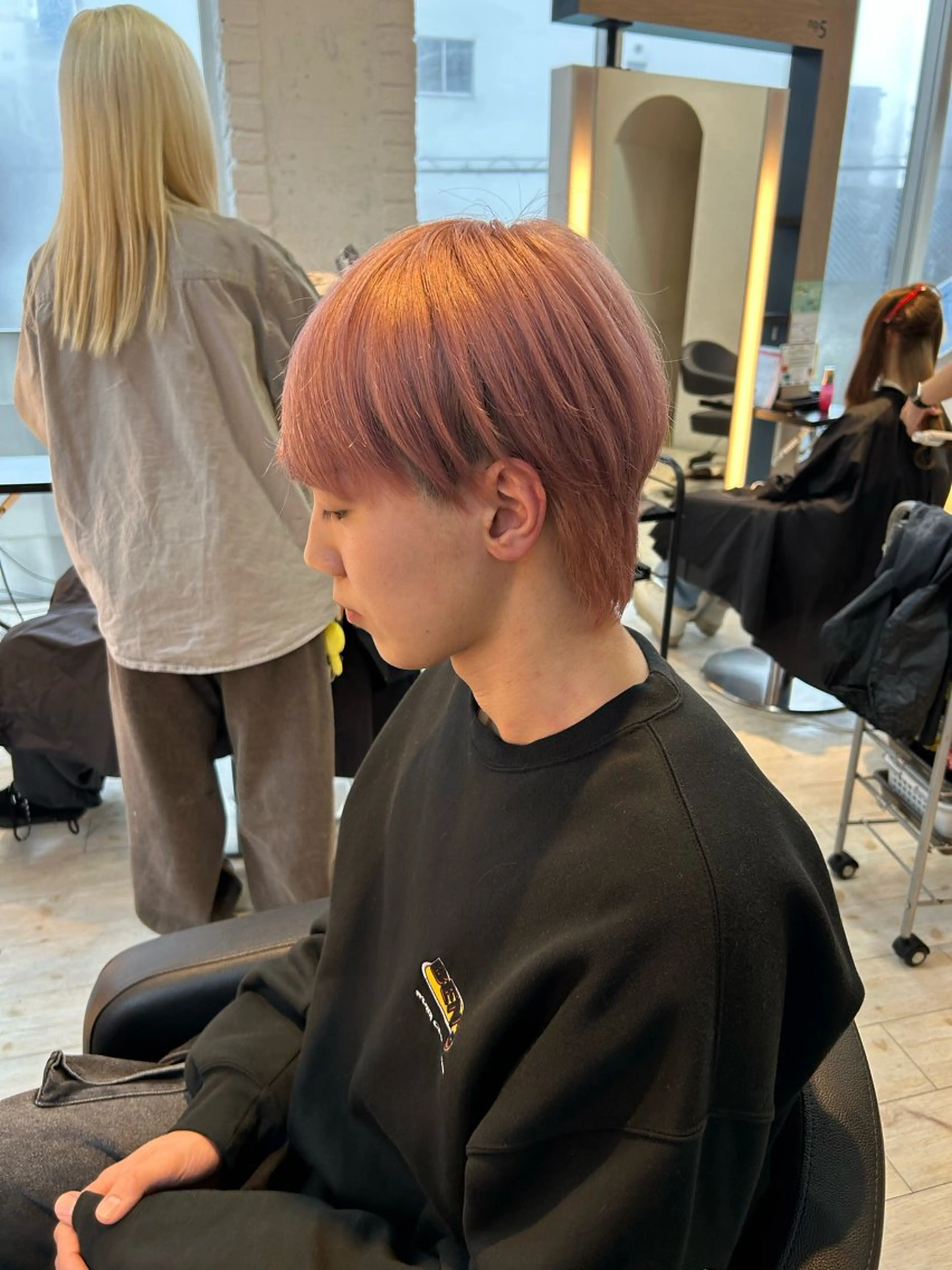 カラー メンズ メンズブリーチ ベージュカラー ブリーチ ピンクカラー ピンクベージュ カット ヘアカラー トリートメント 有働由良／ハイトーン ／韓国メンズヘアのヘアスタイル