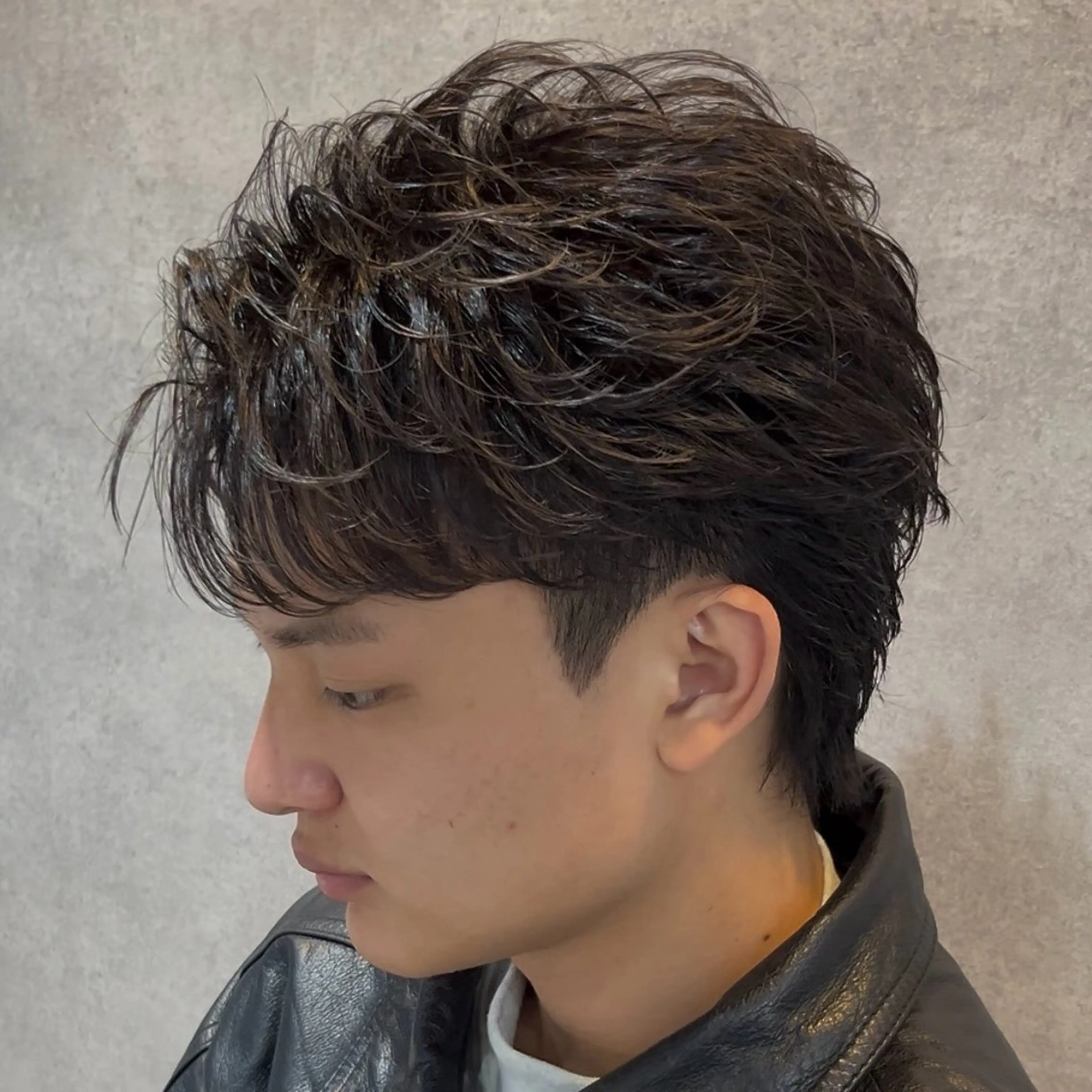 ショート カラー パーマ メンズ ショートヘア カット パーマ センターパート マスターかずまのヘアスタイル